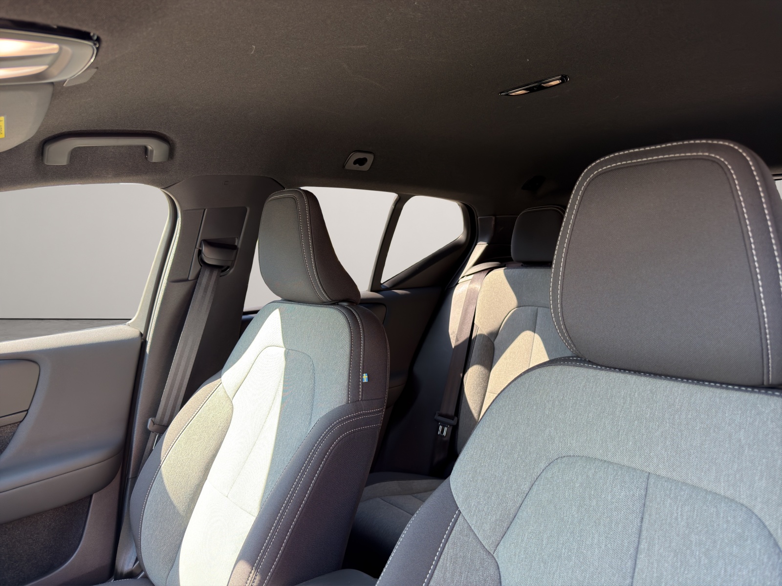 VOLVO XC40 2.0 B3 MH Plus Dark-image-15