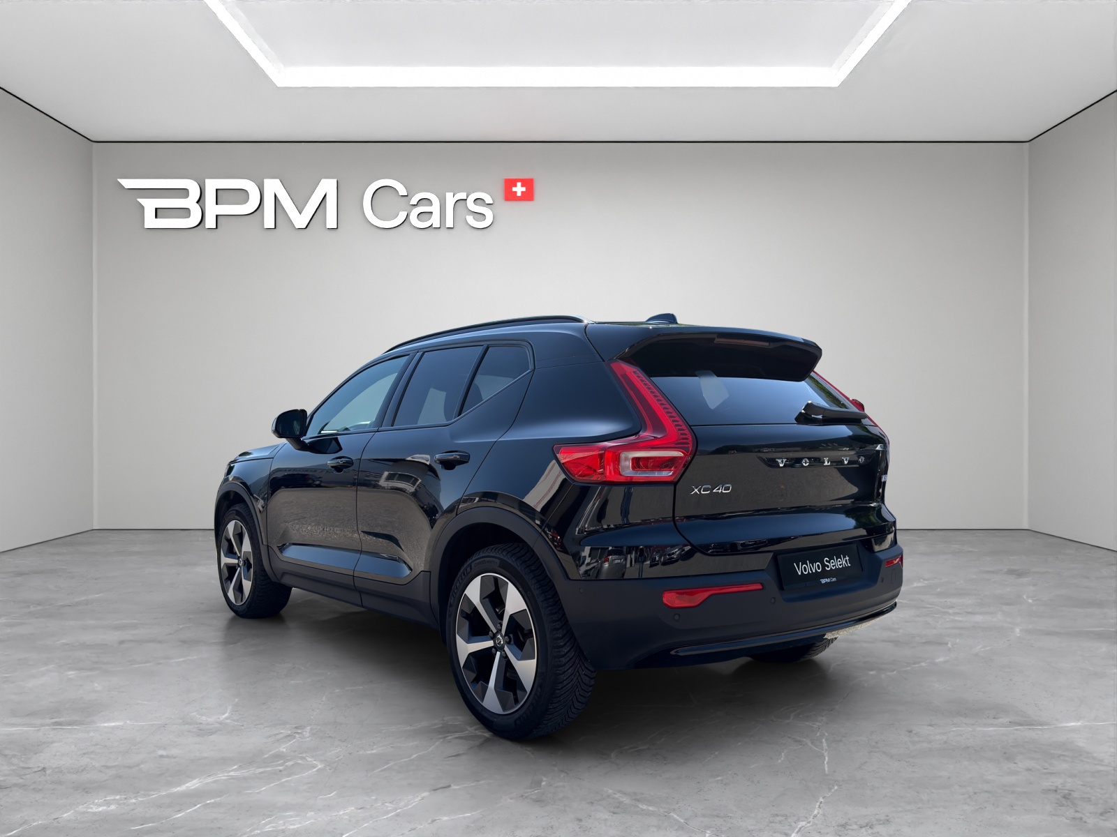VOLVO XC40 2.0 B3 MH Plus Dark-image-4