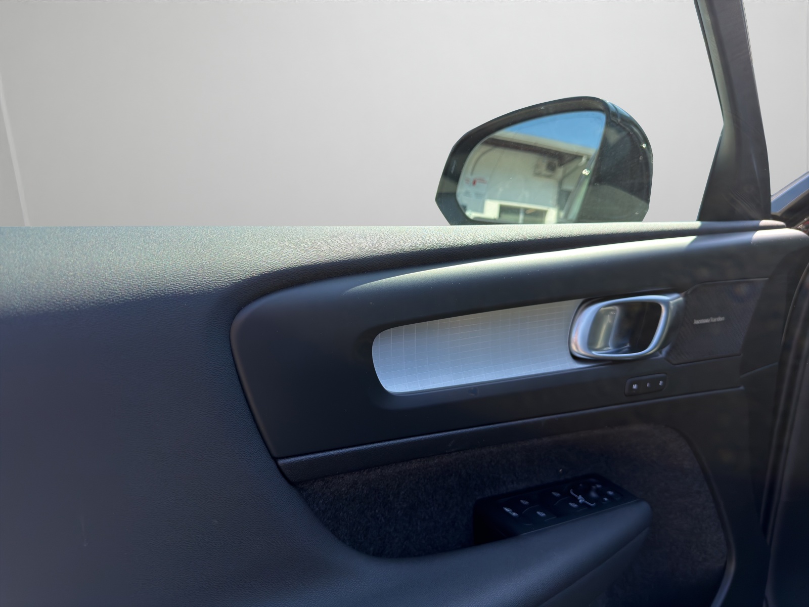 VOLVO XC40 2.0 B3 MH Plus Dark-image-3