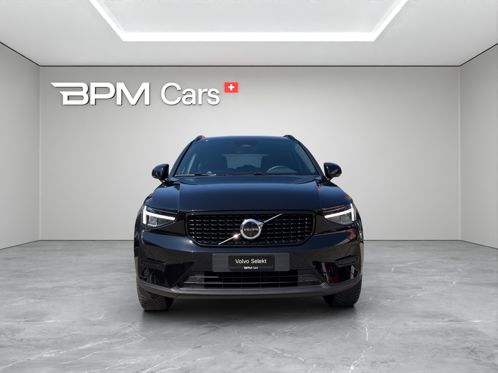 VOLVO XC40 2.0 B3 MH Plus Dark-image-1