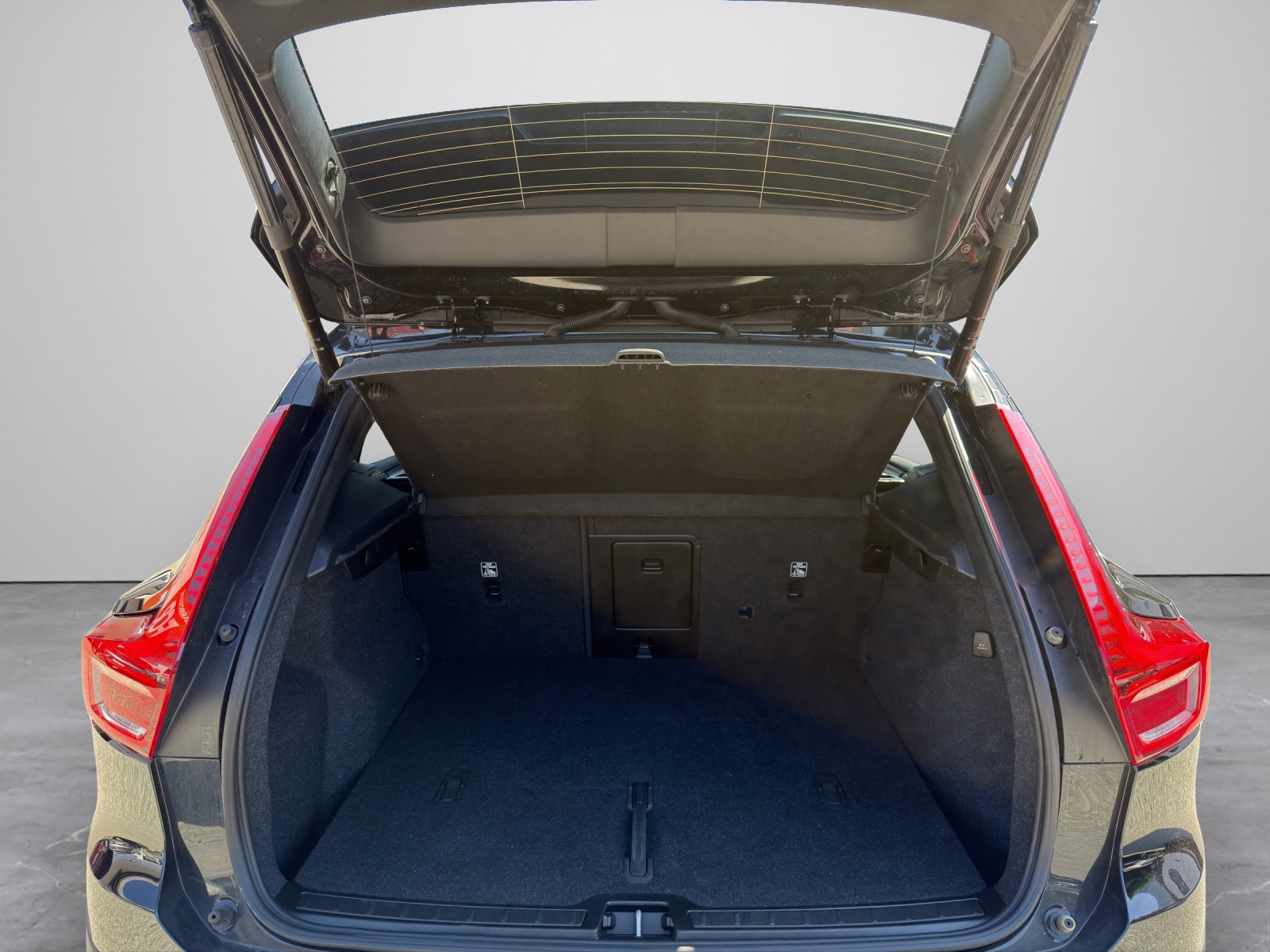 VOLVO XC40 2.0 B3 MH Plus Dark-image-13