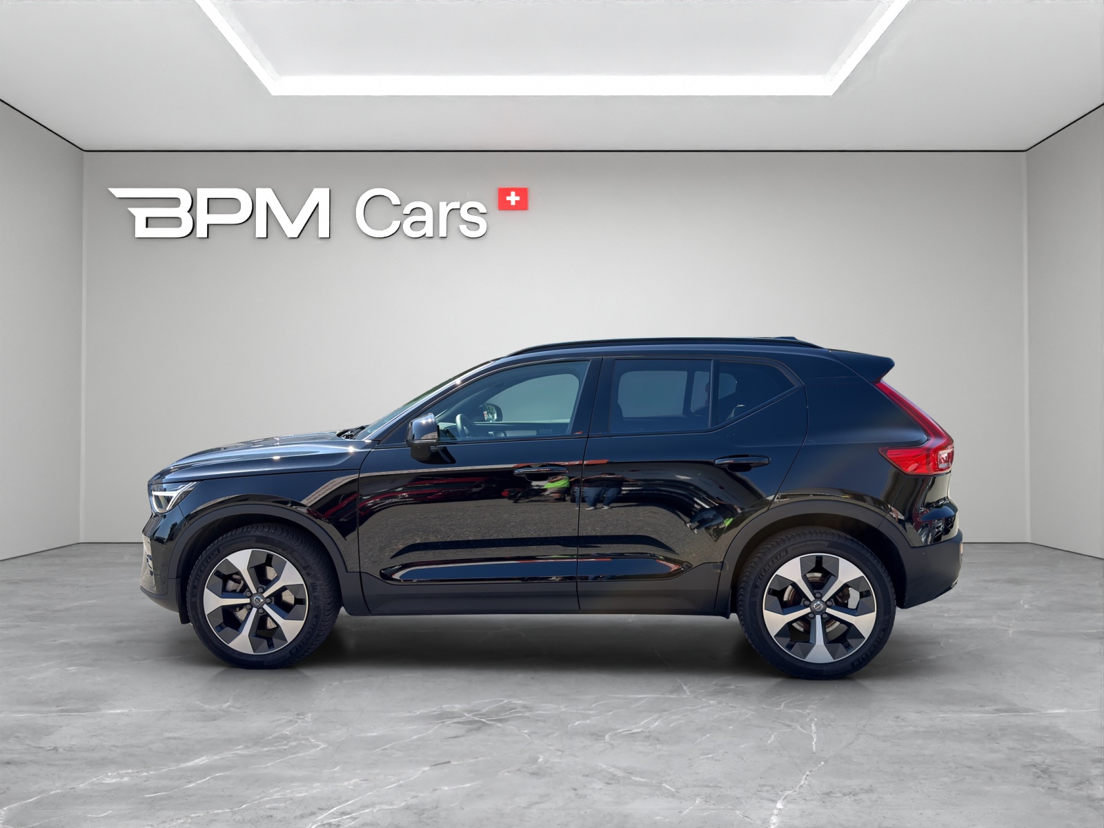 VOLVO XC40 2.0 B3 MH Plus Dark-image-16