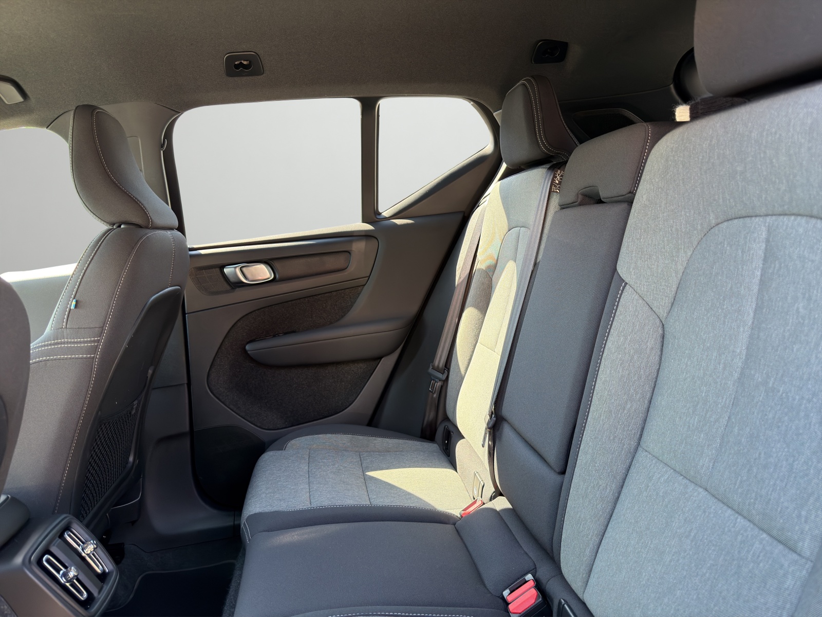 VOLVO XC40 2.0 B3 MH Plus Dark-image-12