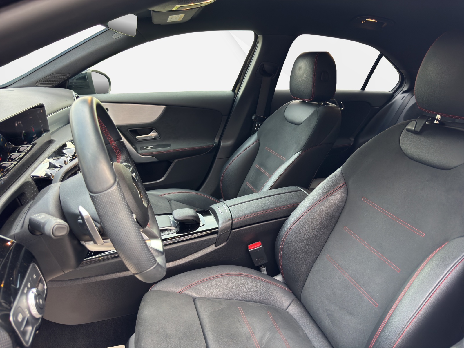 MERCEDES-BENZ A 220 AMG Line 7G-DCT 4Matic-image-8
