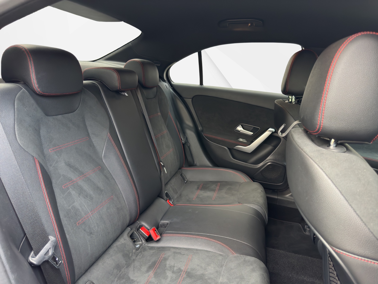 MERCEDES-BENZ A 220 AMG Line 7G-DCT 4Matic-image-13