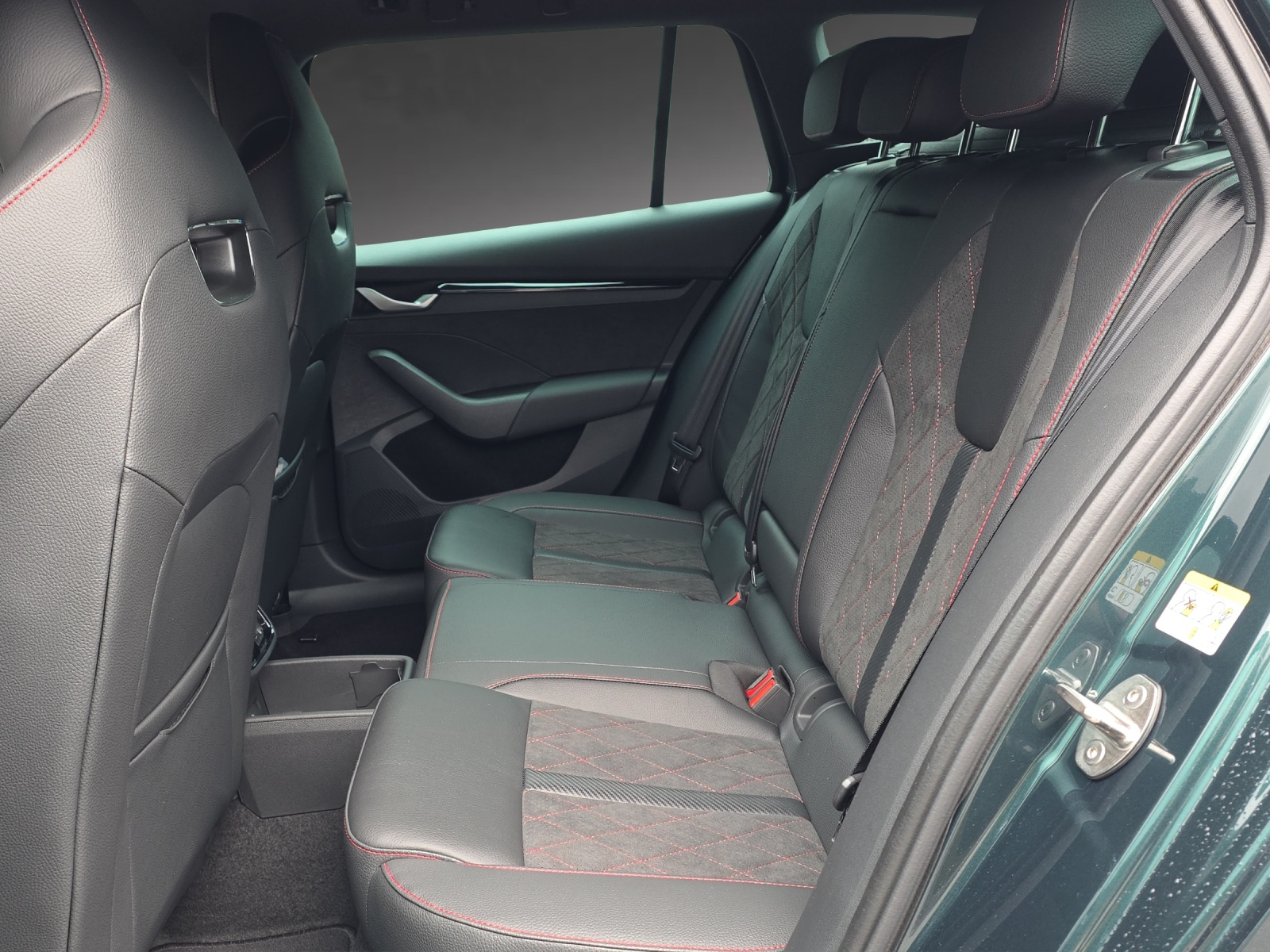 SKODA Octavia Combi 2.0 TSI DSG RS 30 Years Edition-image-6