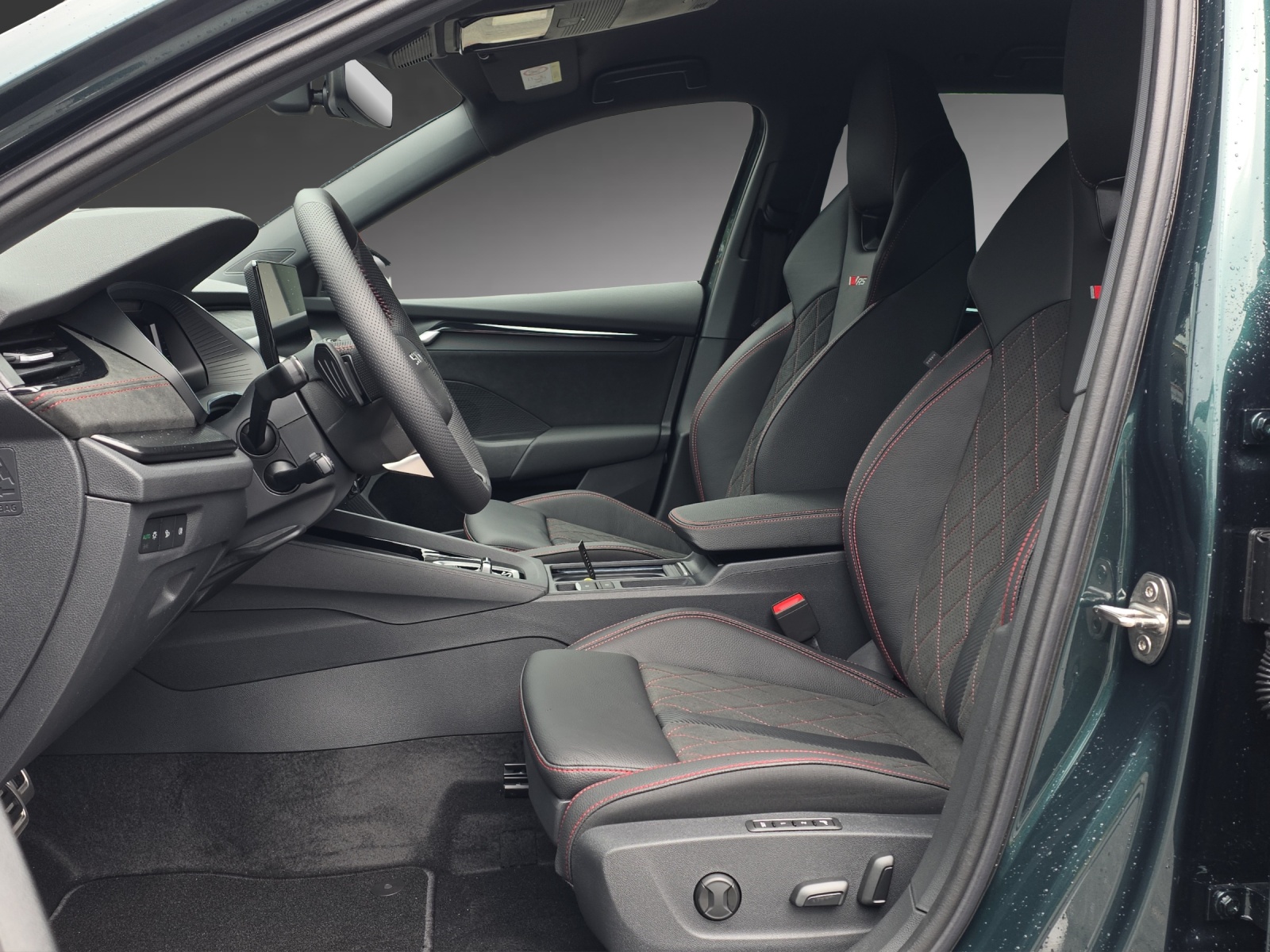 SKODA Octavia Combi 2.0 TSI DSG RS 30 Years Edition-image-5