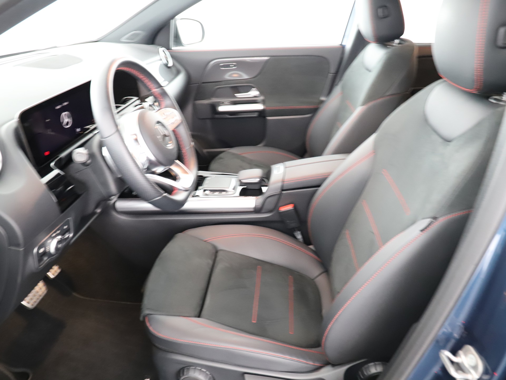 MERCEDES-BENZ GLA 200 4M AMG Line 8G-D-image-9