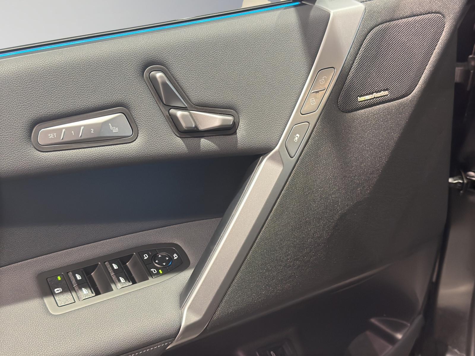 BMW iX xDrive60-image-6