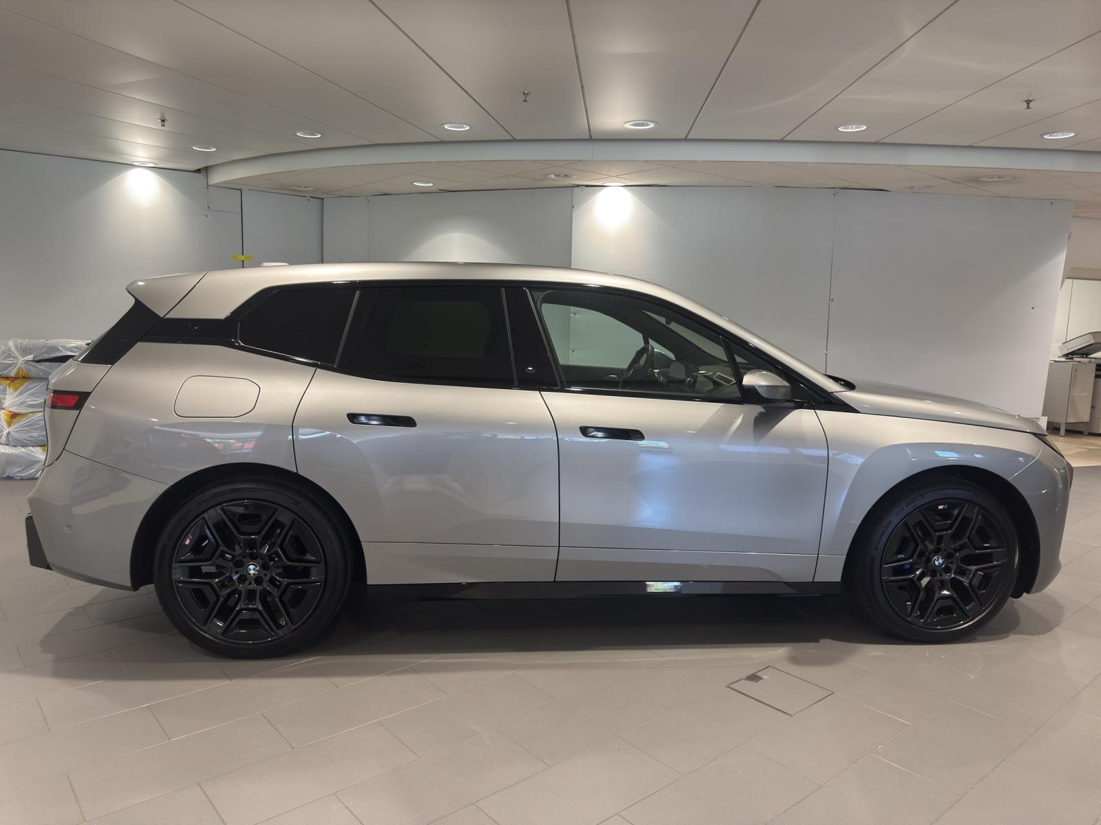 BMW iX xDrive60-image-19