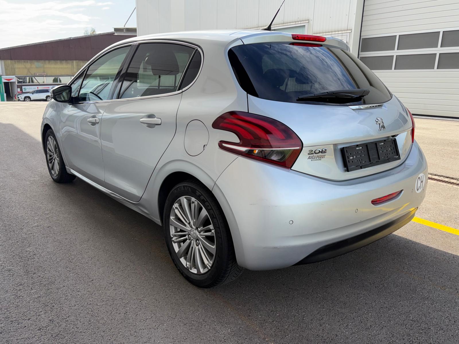 PEUGEOT 208 1.2 Allure-image-4