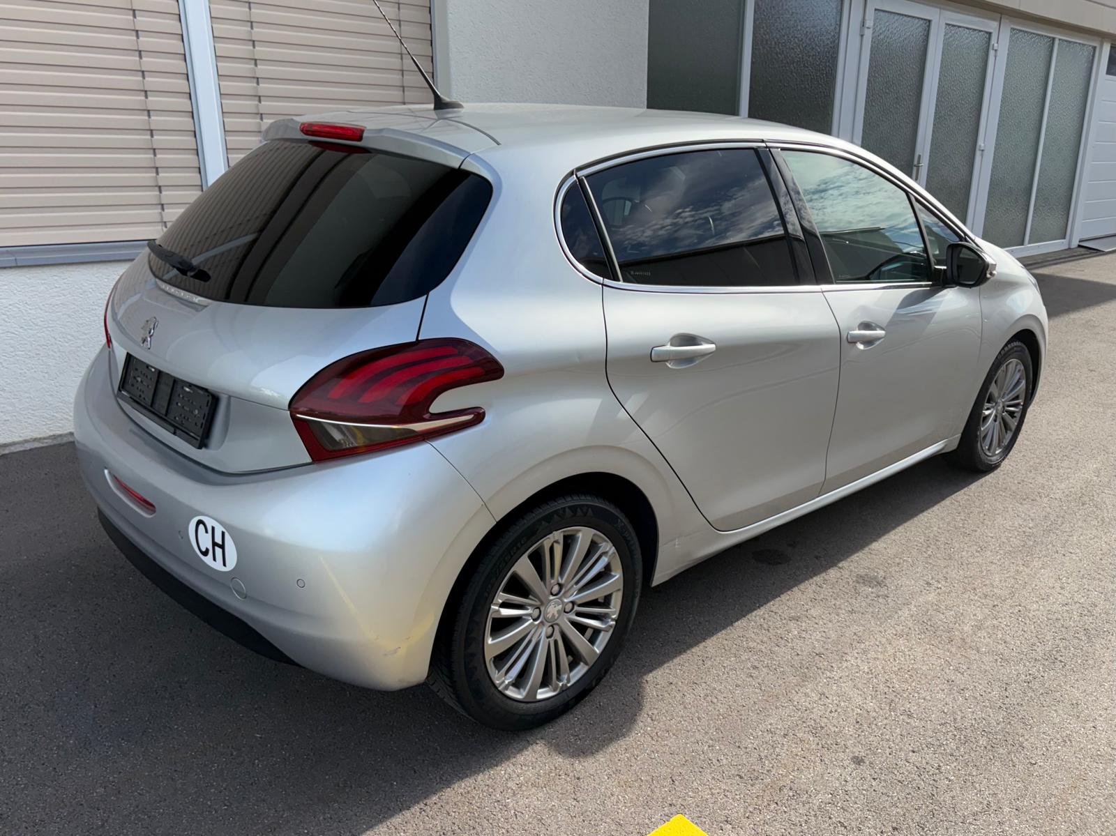 PEUGEOT 208 1.2 Allure-image-1