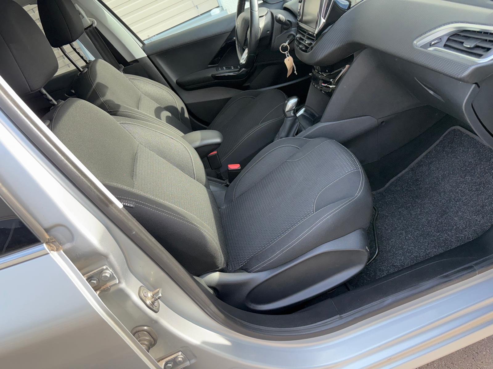 PEUGEOT 208 1.2 Allure-image-9