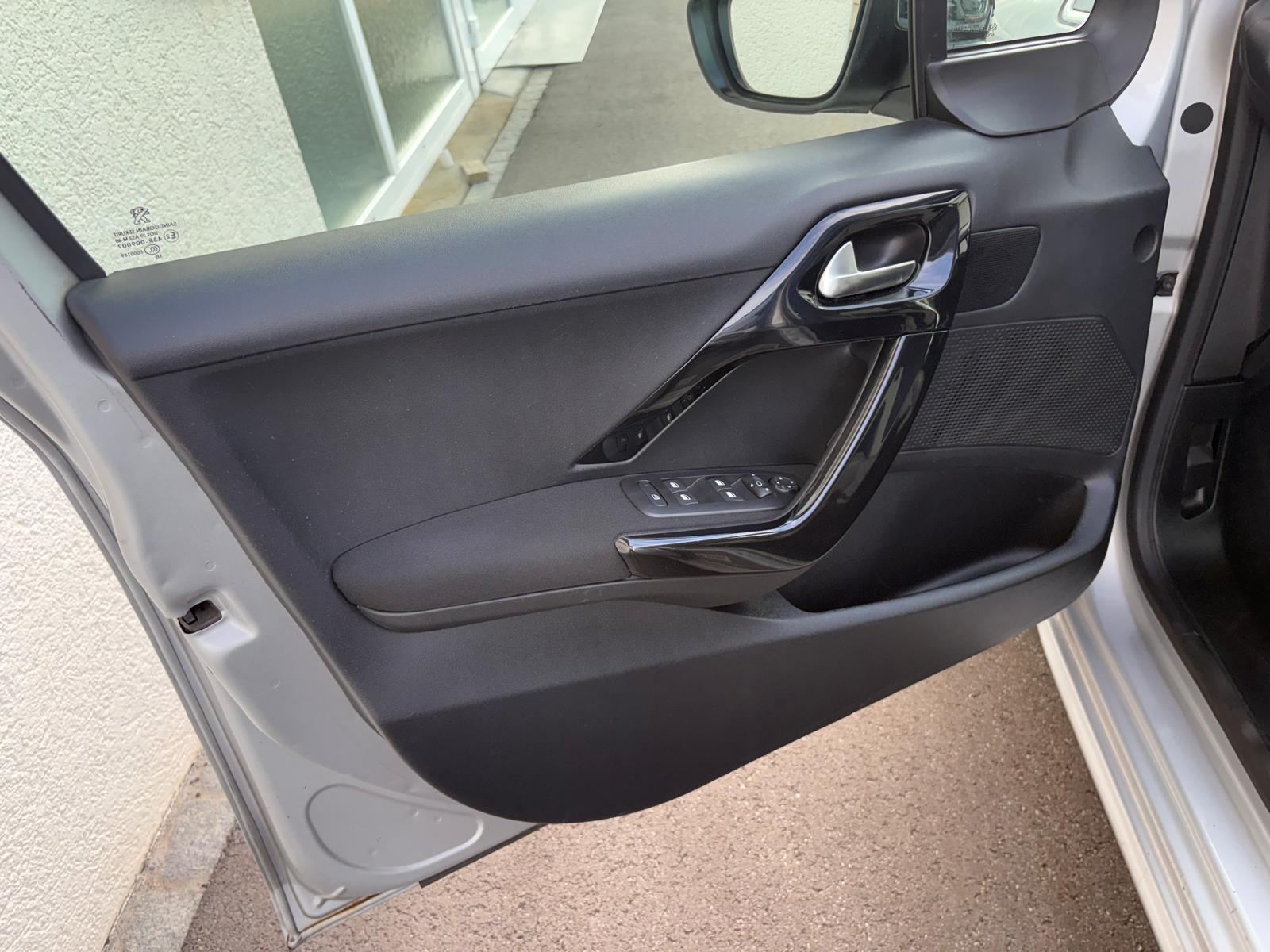 PEUGEOT 208 1.2 Allure-image-5