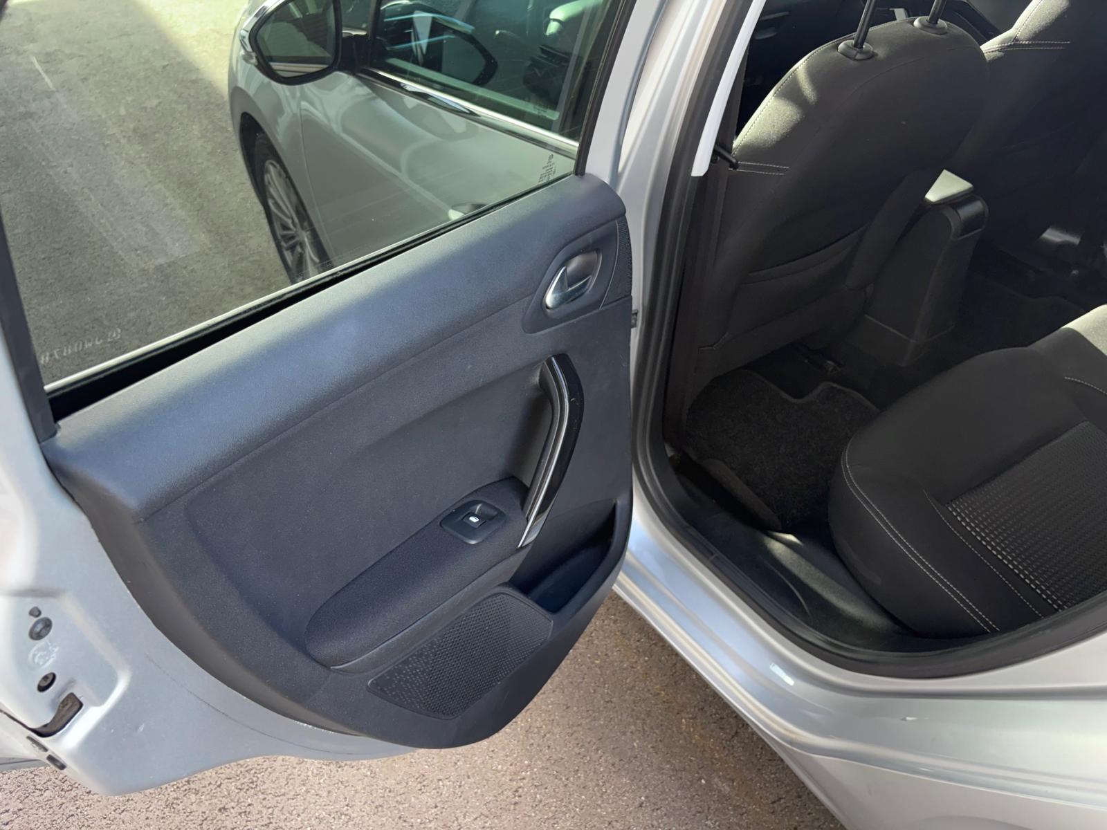 PEUGEOT 208 1.2 Allure-image-12