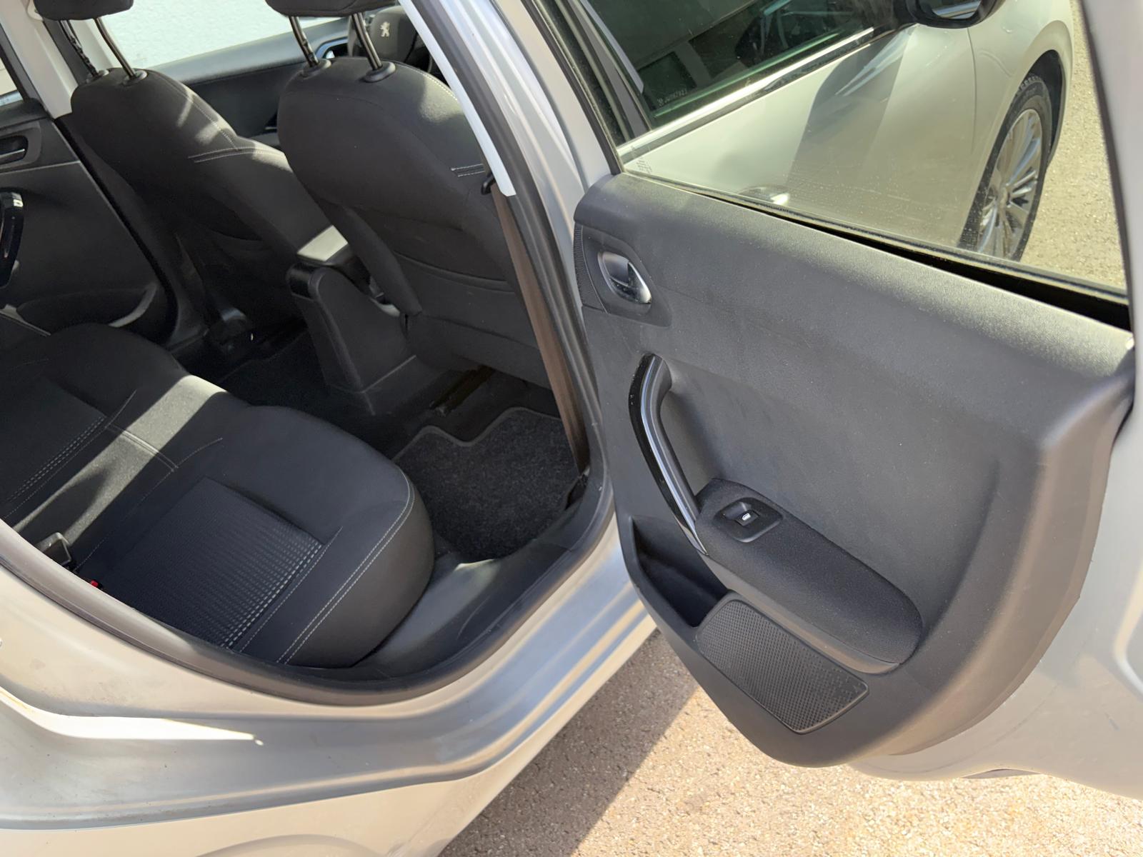 PEUGEOT 208 1.2 Allure-image-11