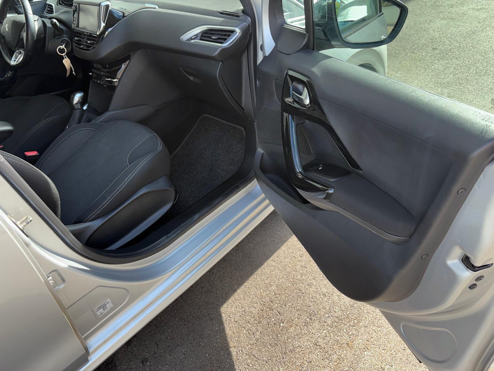 PEUGEOT 208 1.2 Allure-image-10