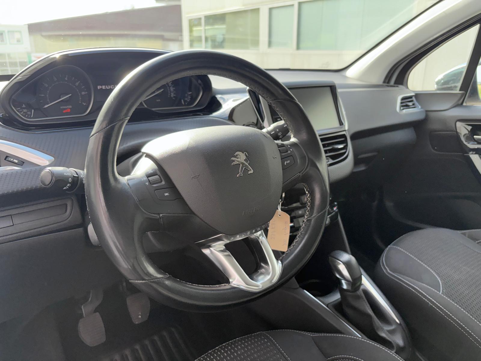 PEUGEOT 208 1.2 Allure-image-6