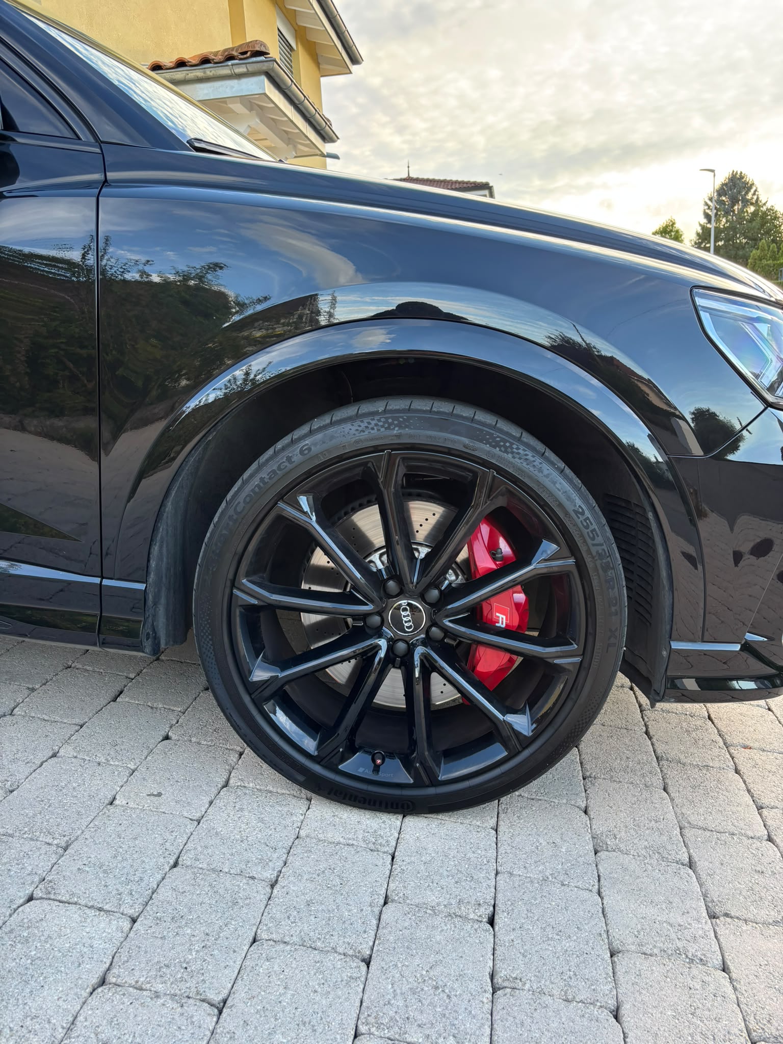 AUDI RS Q3 Sportback quattro S tronic-image-2