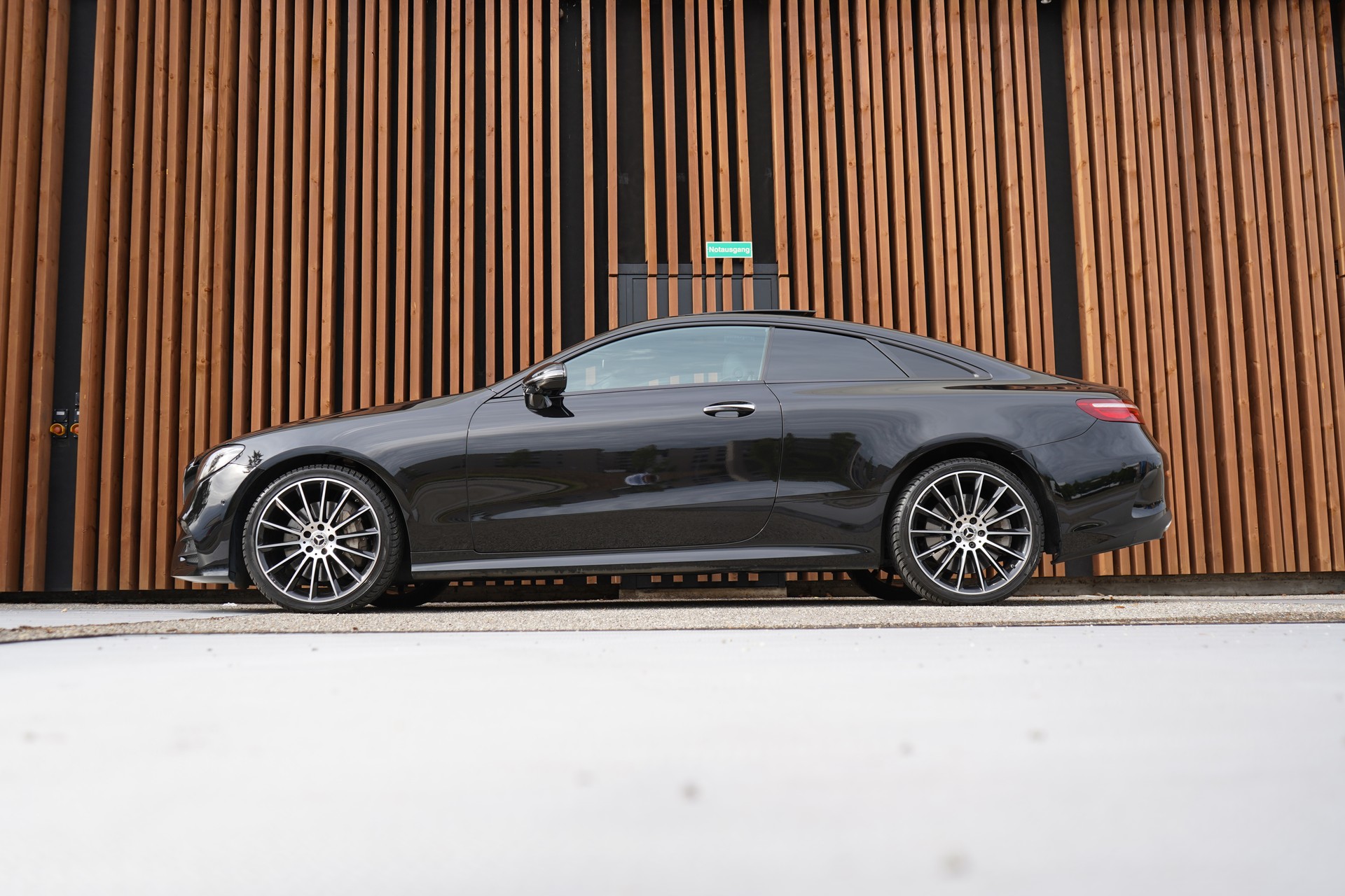 MERCEDES-BENZ E 450 COUPÉ AMG LINE BLACK 4 MATIC 9G-TRONIC l 367 PS-image-3