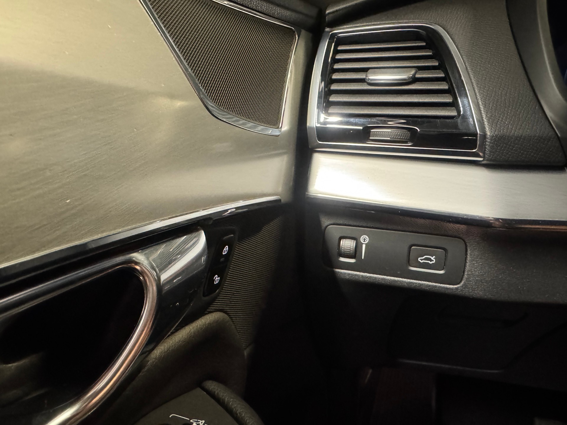 VOLVO XC90 7 Pl. D5 AWD Momentum Geartronic (17)-image-18