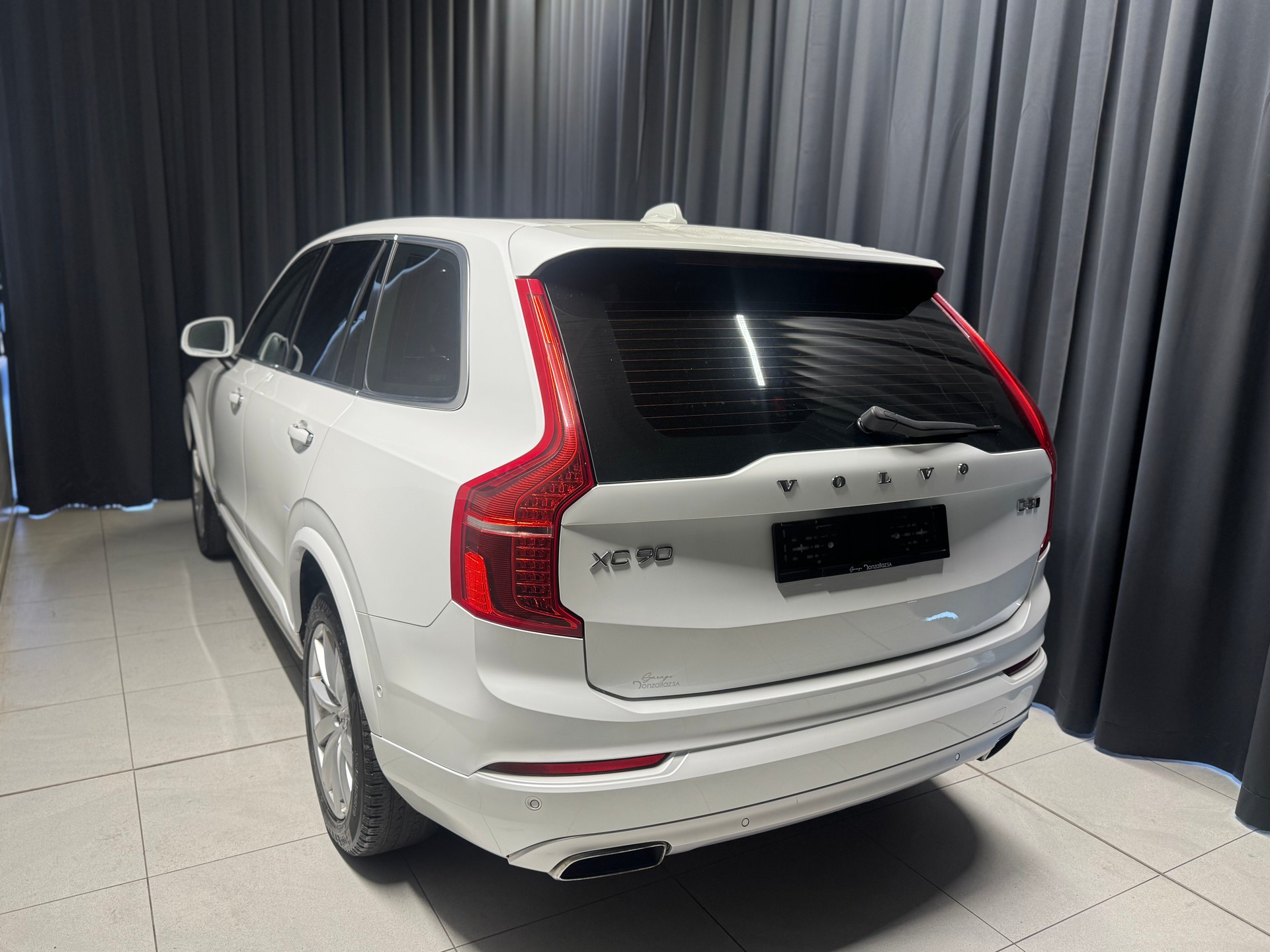 VOLVO XC90 7 Pl. D5 AWD Momentum Geartronic (17)-image-3