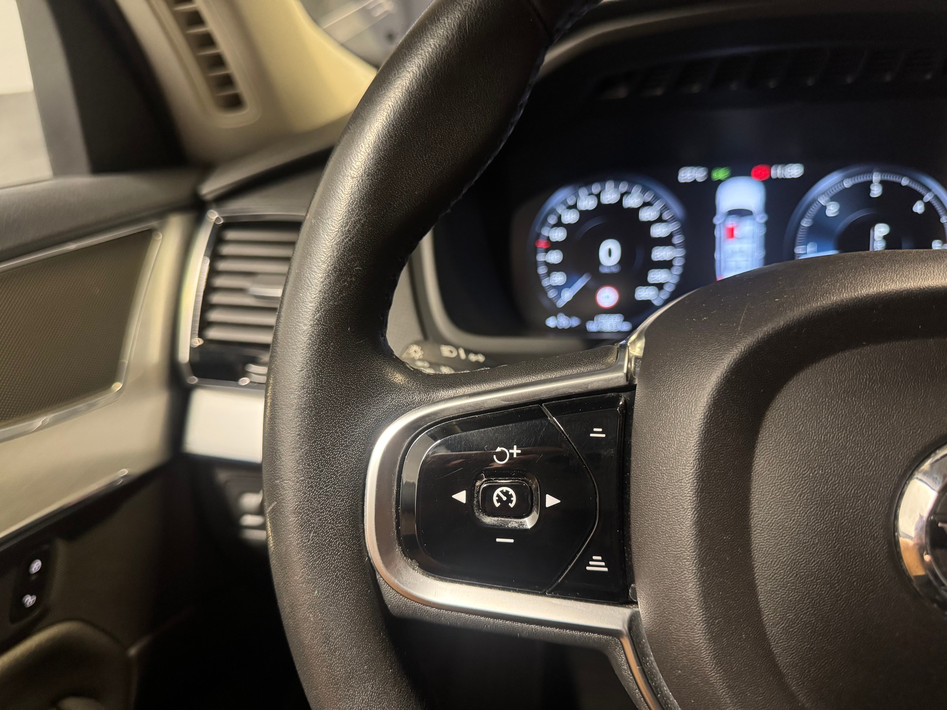 VOLVO XC90 7 Pl. D5 AWD Momentum Geartronic (17)-image-11