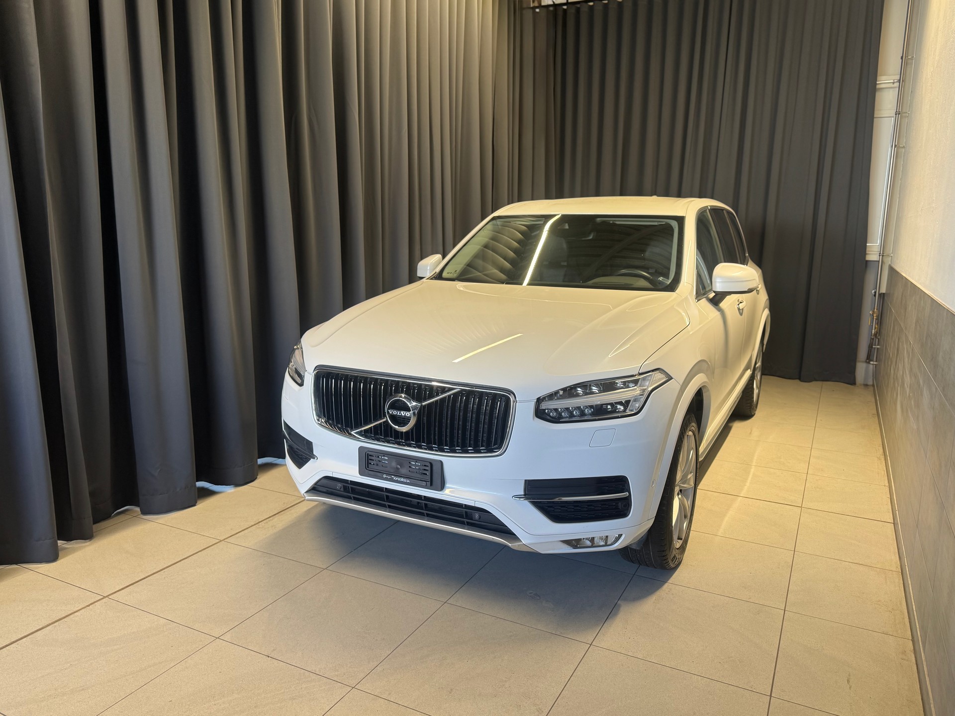 VOLVO XC90 7 Pl. D5 AWD Momentum Geartronic (17)-image-2