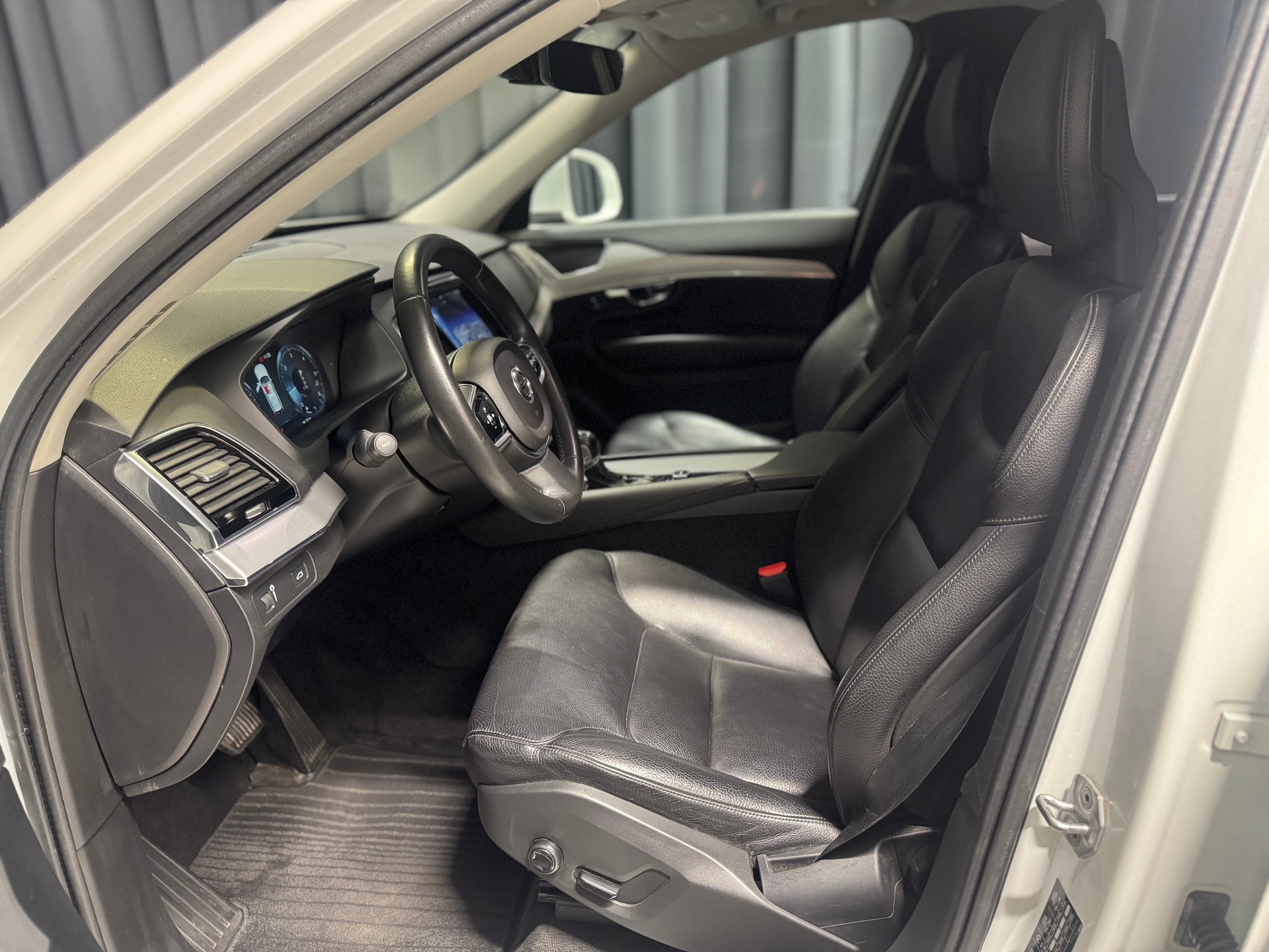 VOLVO XC90 7 Pl. D5 AWD Momentum Geartronic (17)-image-6