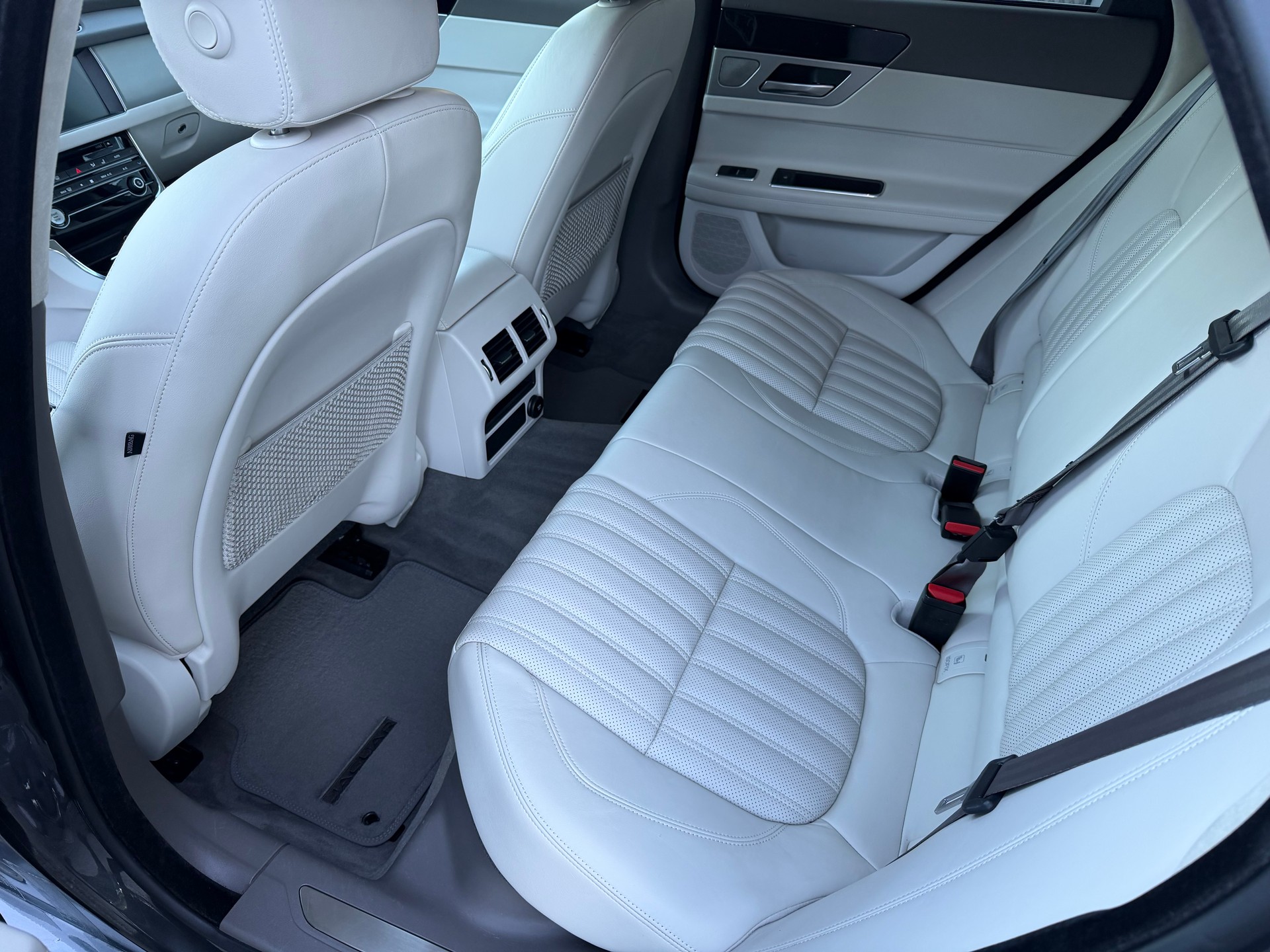 JAGUAR XF Sportbrake 25d Portfolio AWD Automatic-image-6