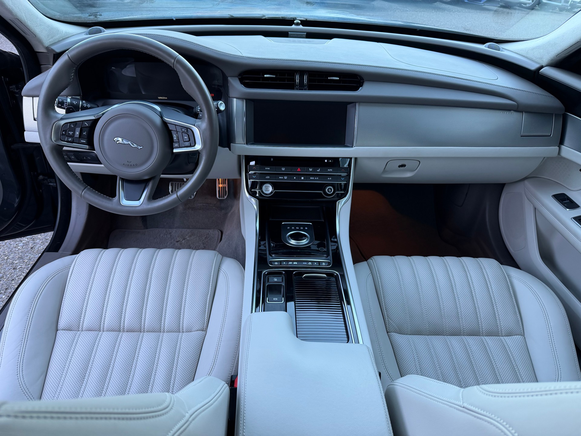 JAGUAR XF Sportbrake 25d Portfolio AWD Automatic-image-7