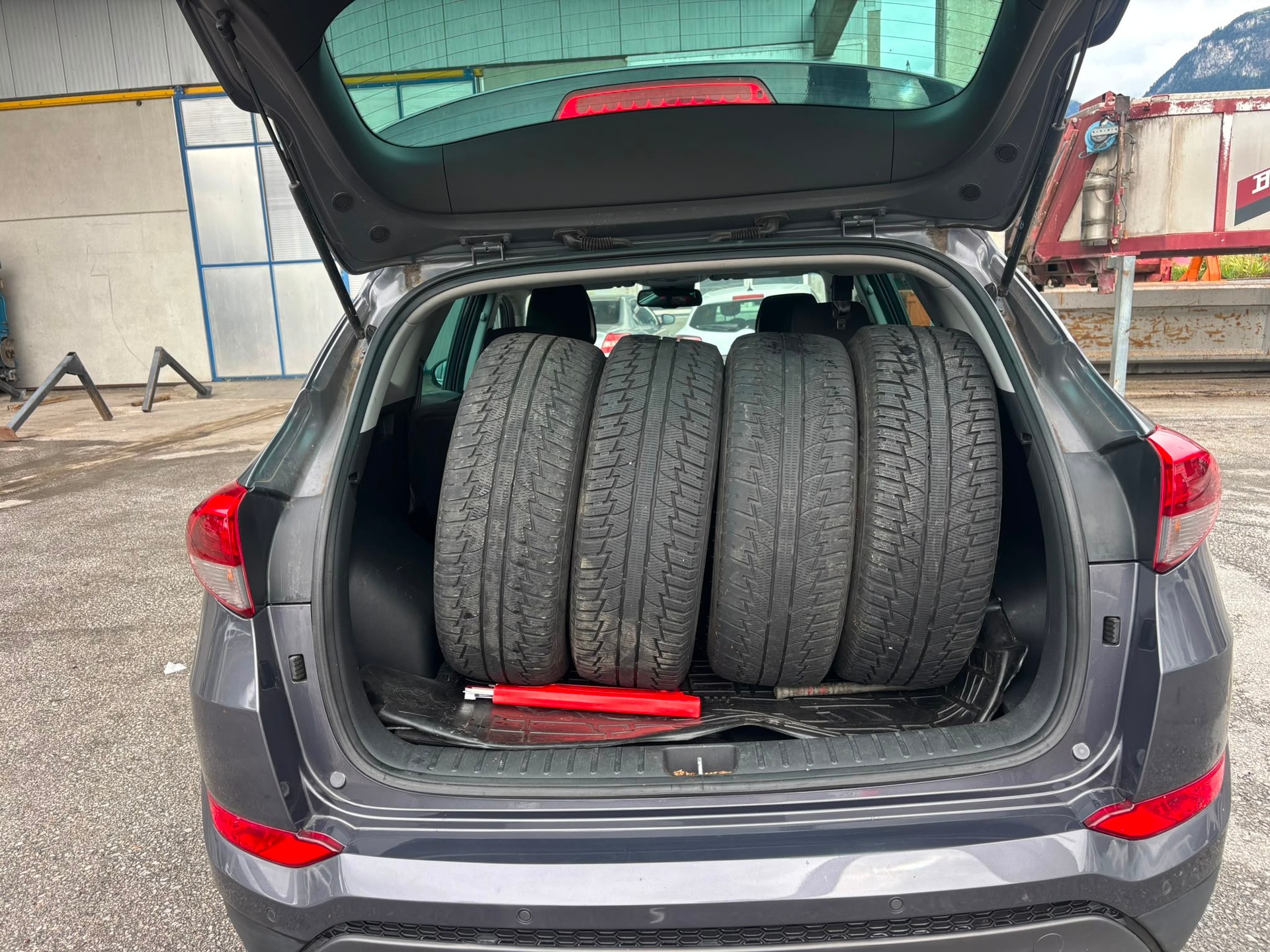 HYUNDAI Tucson 2.0 CRDI Launch Edition 4WD Automatic-image-8