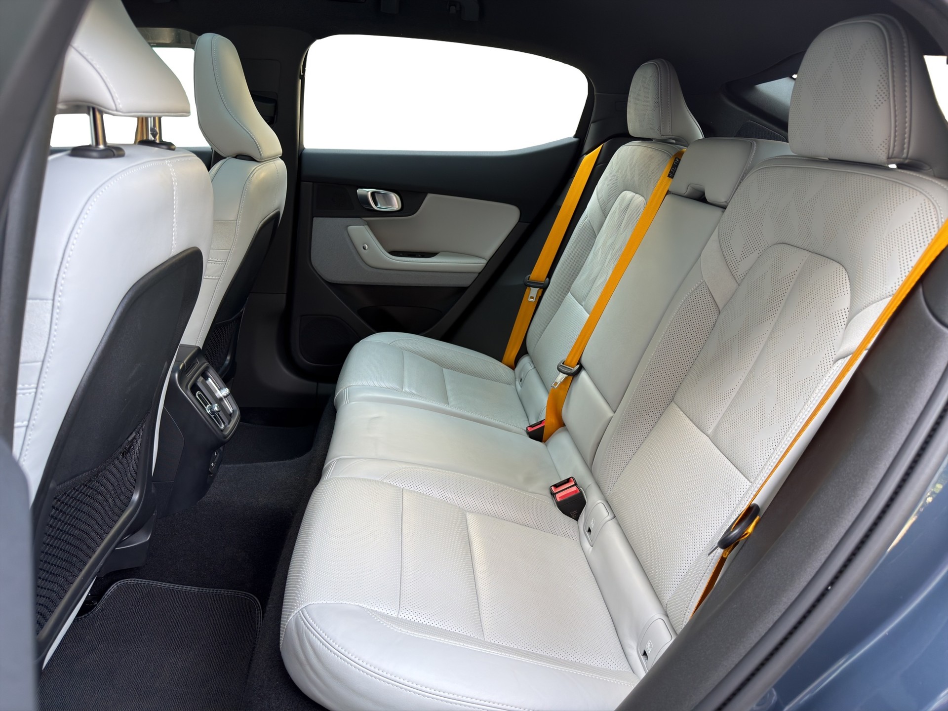 POLESTAR Polestar 2 Long Range Dual Performance 82 kWh MY24 *Wärmepumpe/Leder mit Sitzlüftung*-image-12