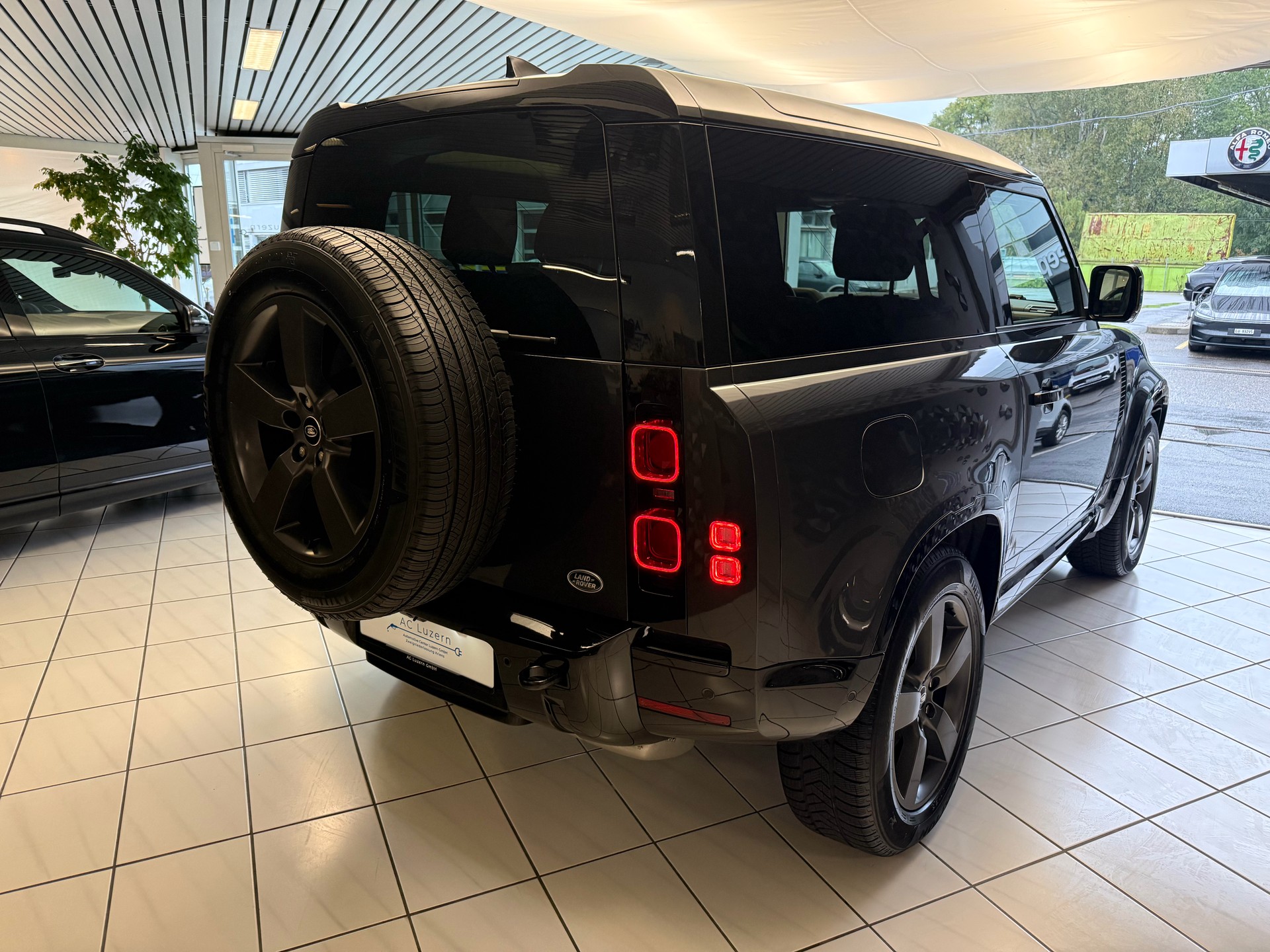 LAND ROVER Defender 90 3.0D I6 250 X-Dynamic HSE AT8-image-2