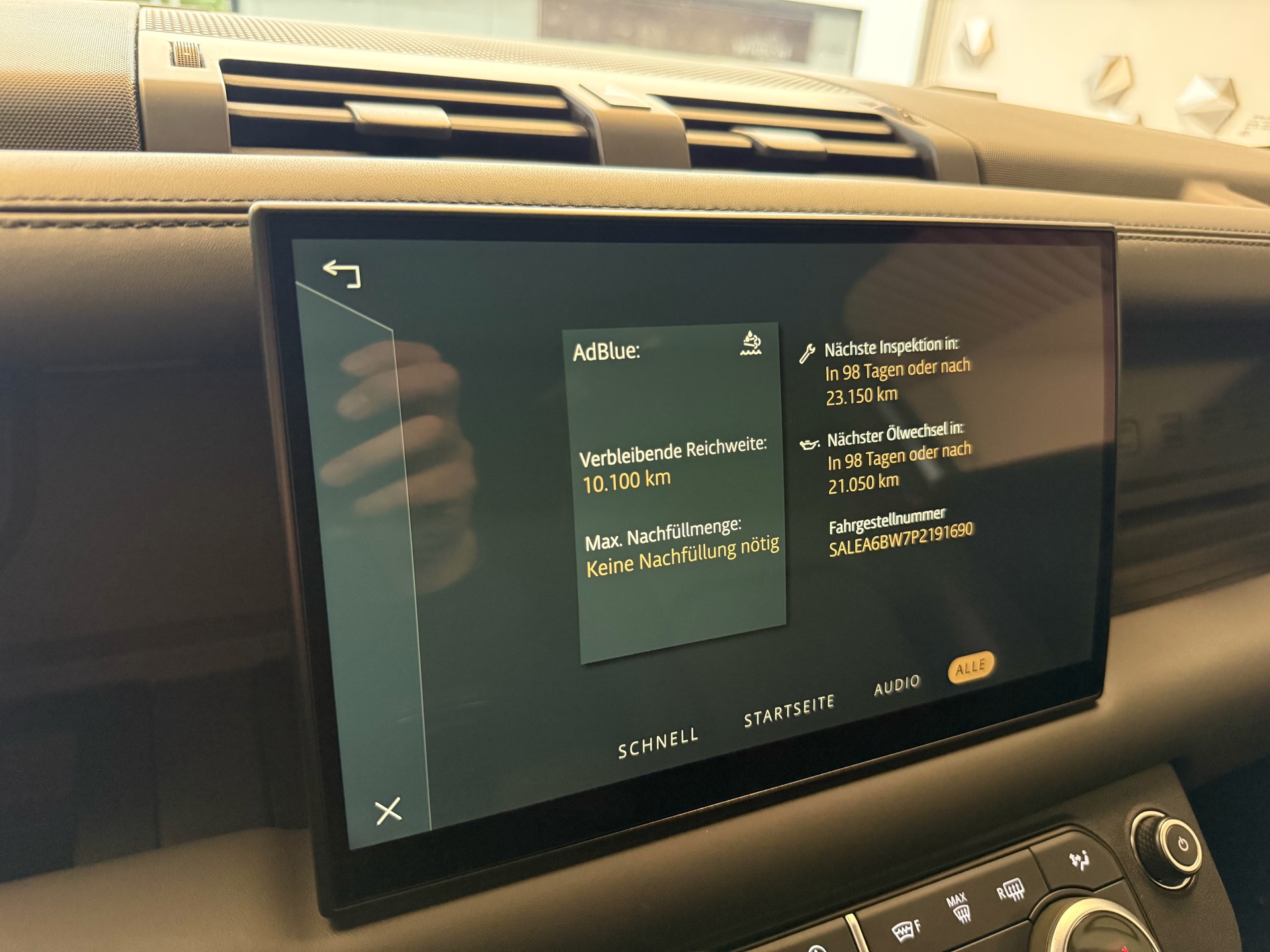 LAND ROVER Defender 90 3.0D I6 250 X-Dynamic HSE AT8-image-18