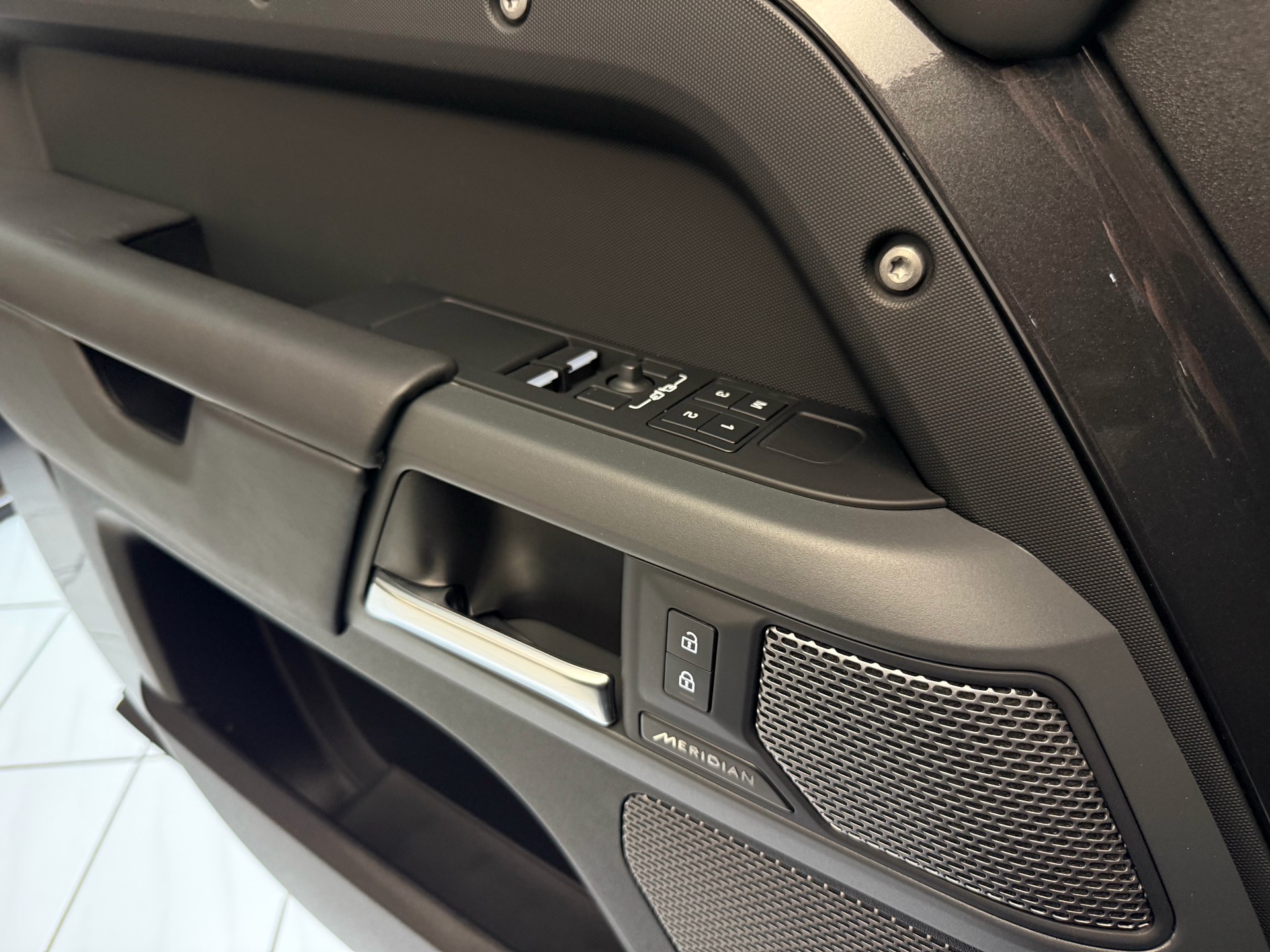 LAND ROVER Defender 90 3.0D I6 250 X-Dynamic HSE AT8-image-20