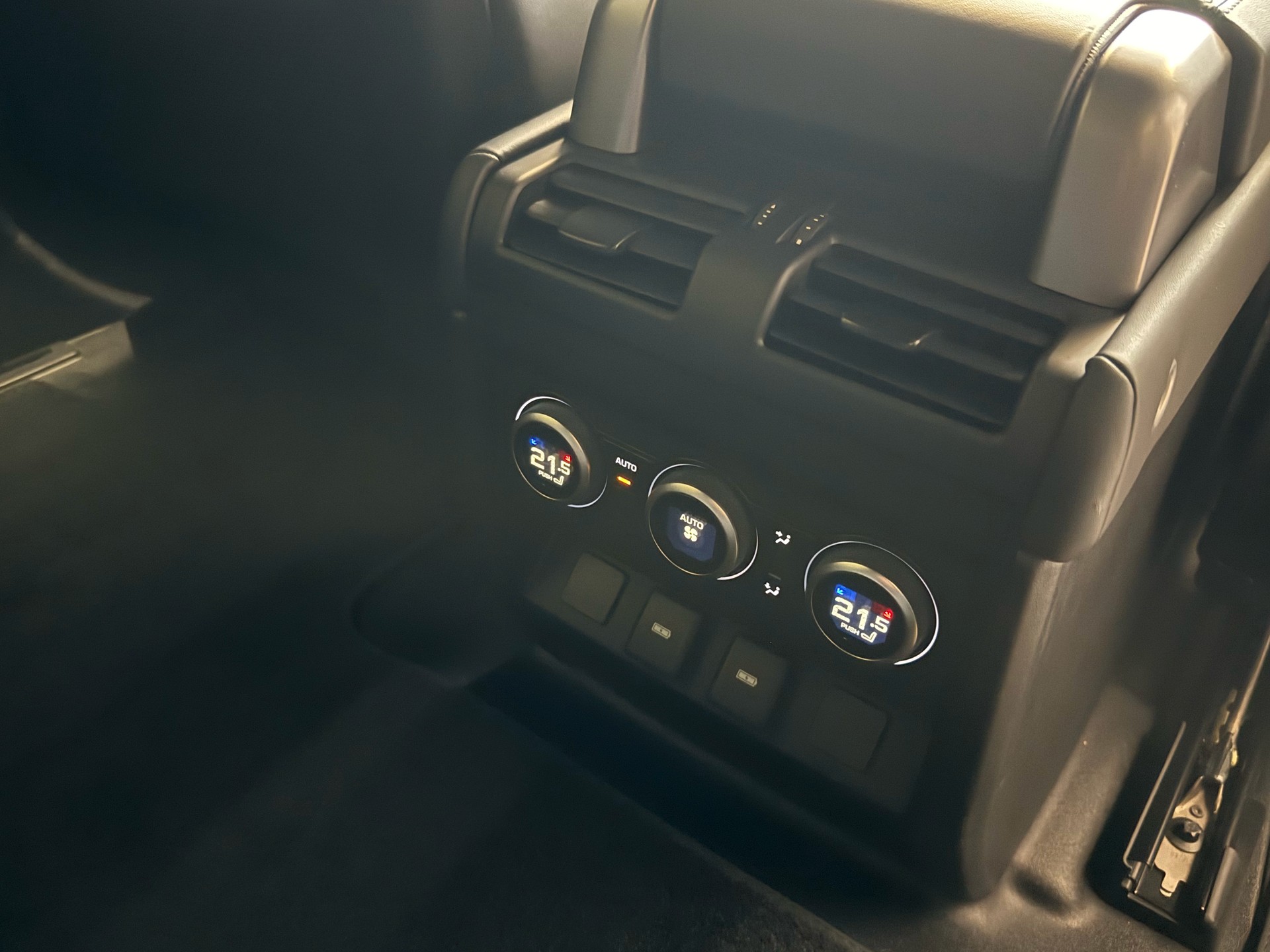 LAND ROVER Defender 90 3.0D I6 250 X-Dynamic HSE AT8-image-21