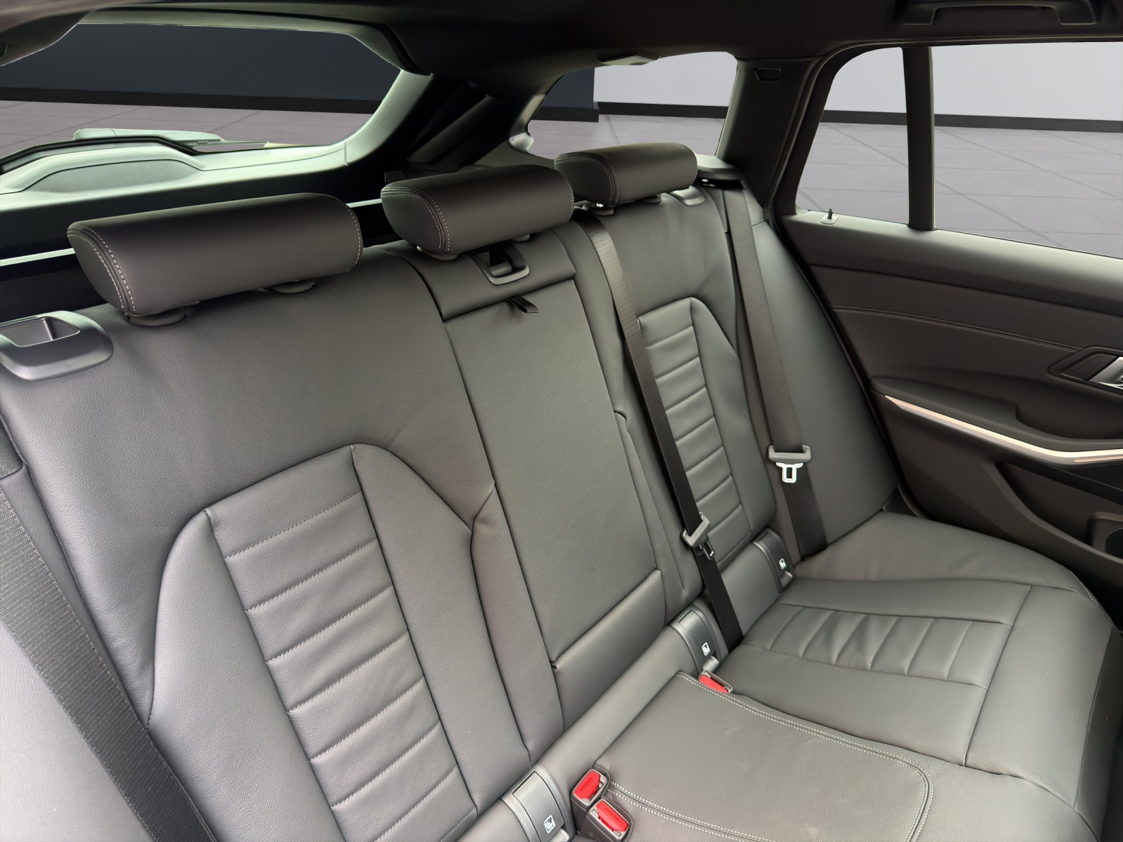 BMW 320d xDrive SAG Touring-image-14