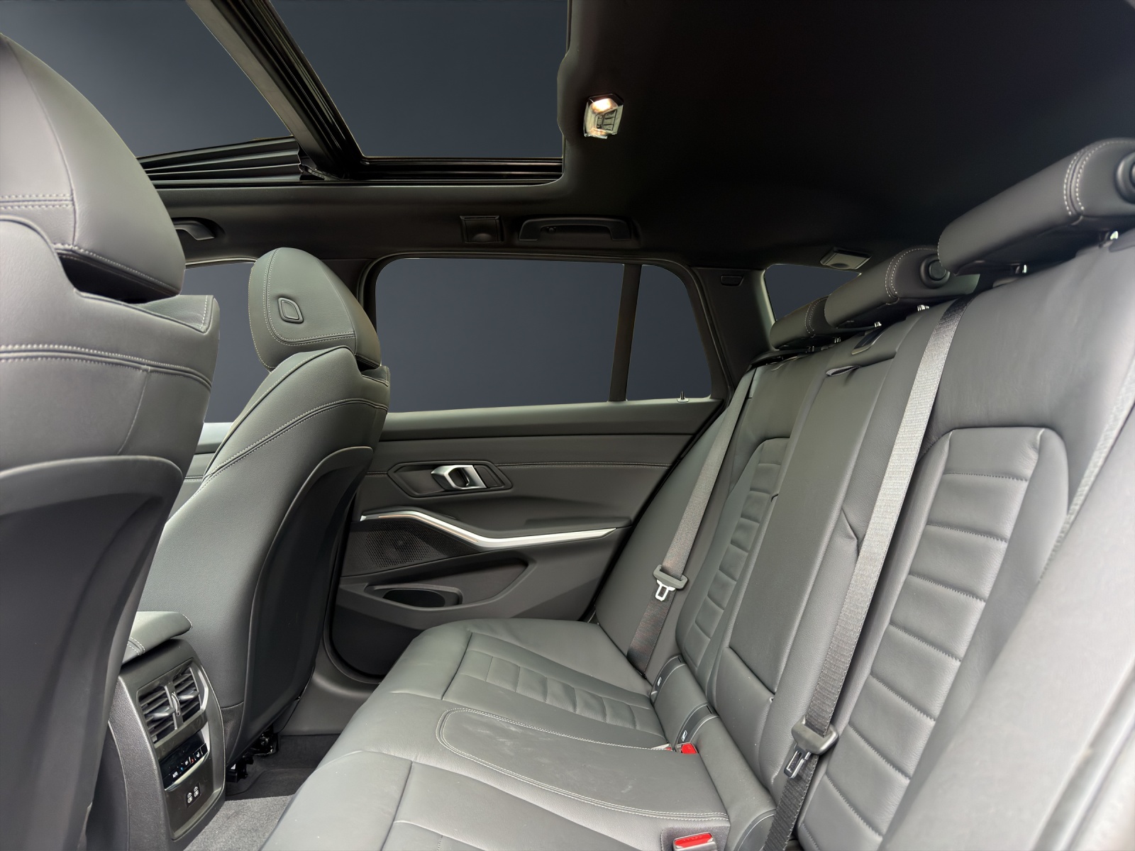 BMW 320d xDrive SAG Touring-image-11