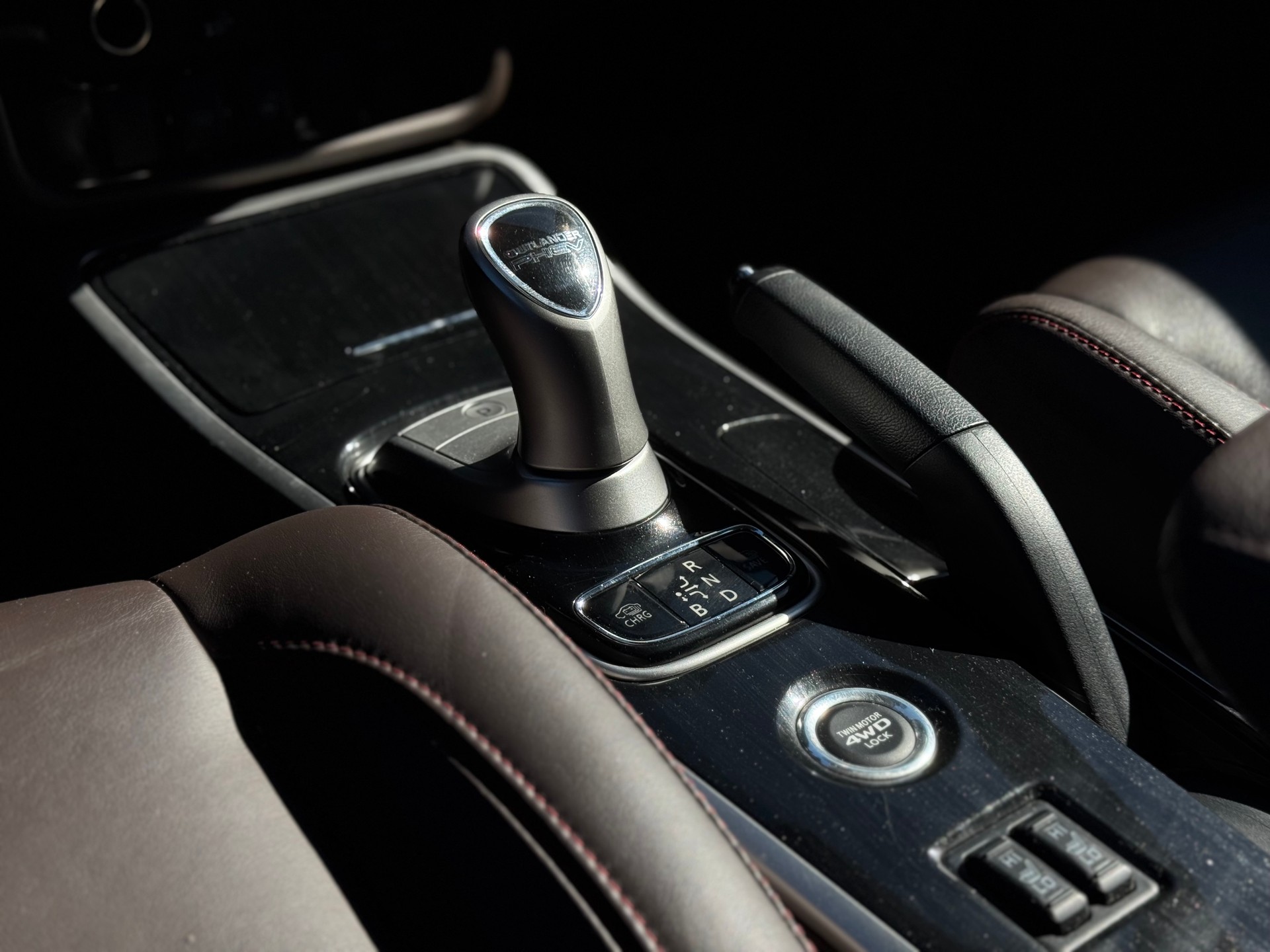 MITSUBISHI Outlander 2.0 PHEV Diamond 4WD Automatic-image-12