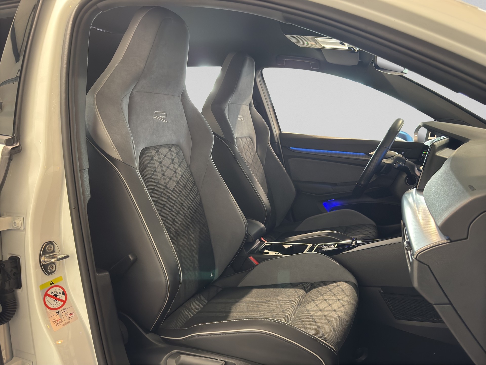 VW Golf 1.5 eTSI mHEV ACT R-Line DSG-image-15