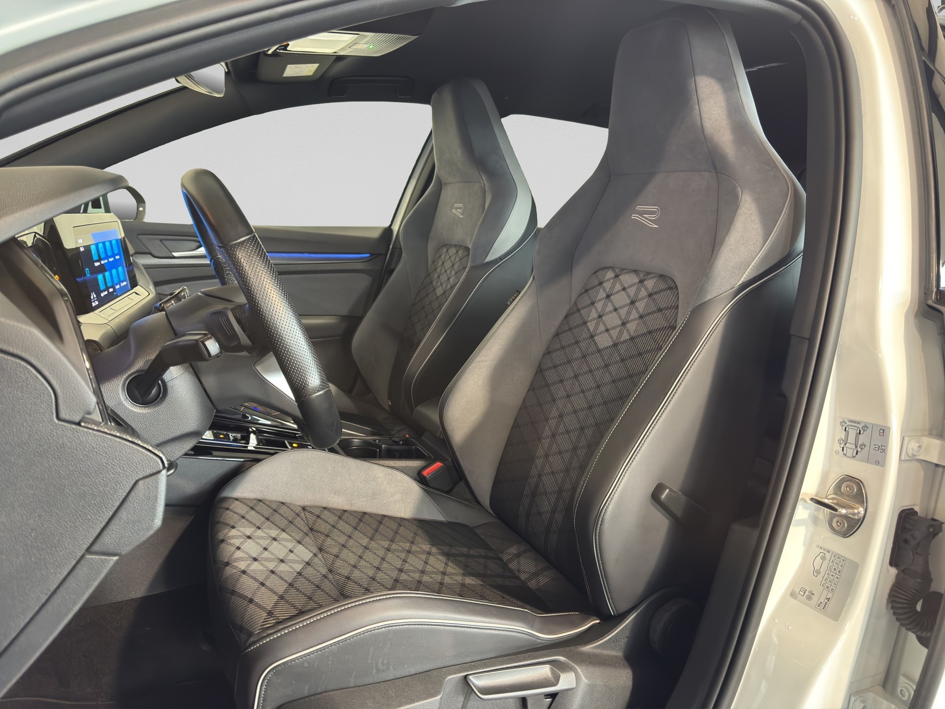VW Golf 1.5 eTSI mHEV ACT R-Line DSG-image-8