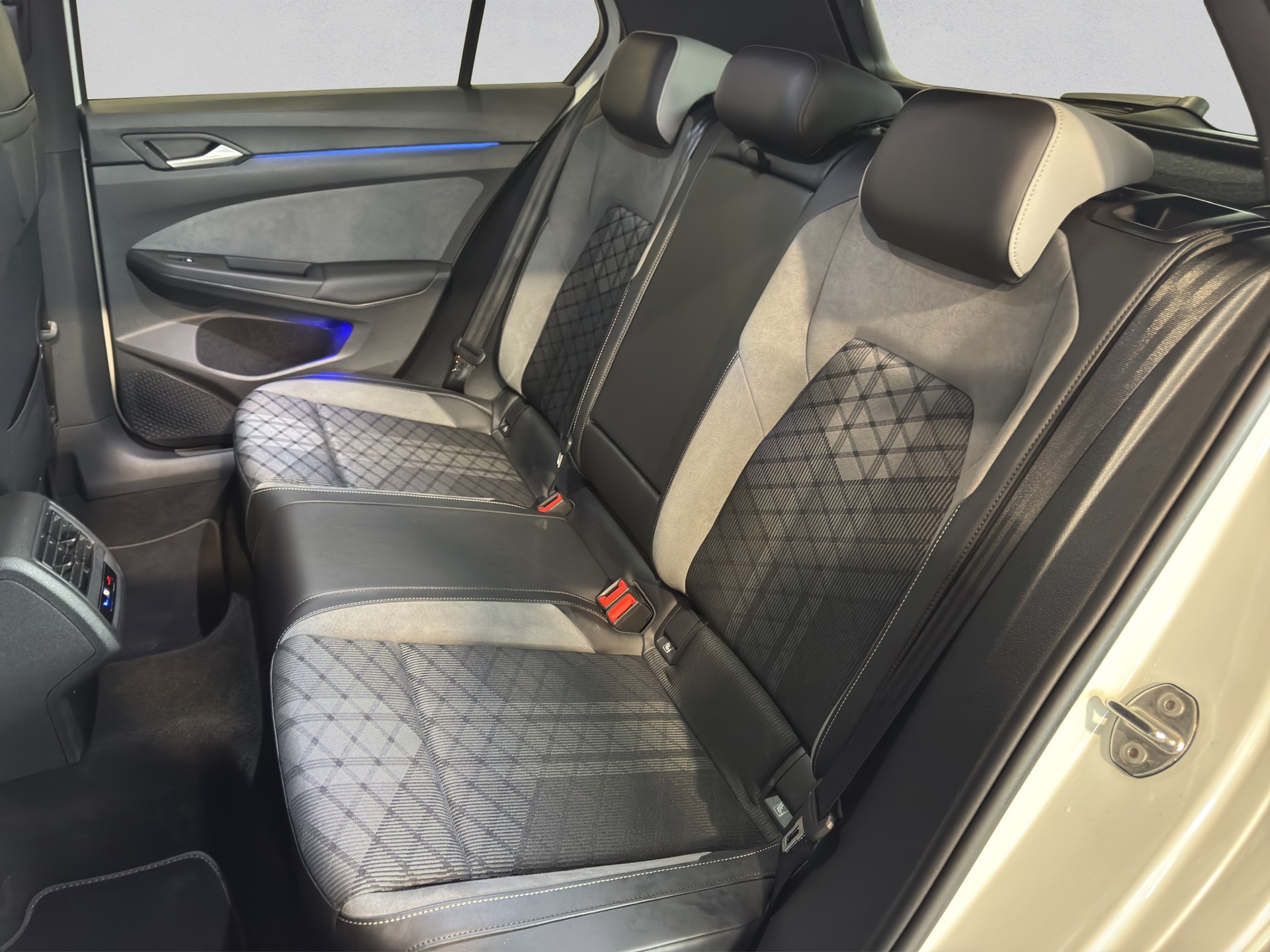 VW Golf 1.5 eTSI mHEV ACT R-Line DSG-image-12