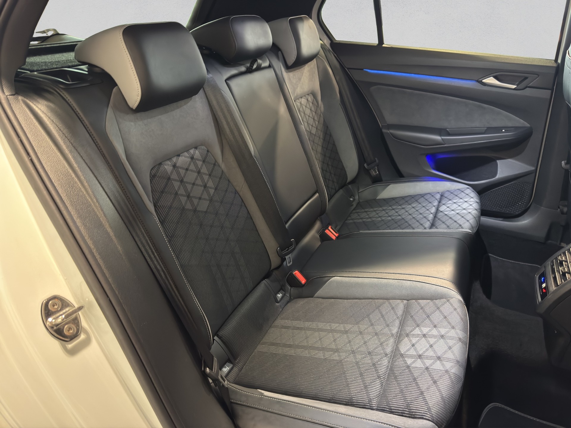 VW Golf 1.5 eTSI mHEV ACT R-Line DSG-image-17