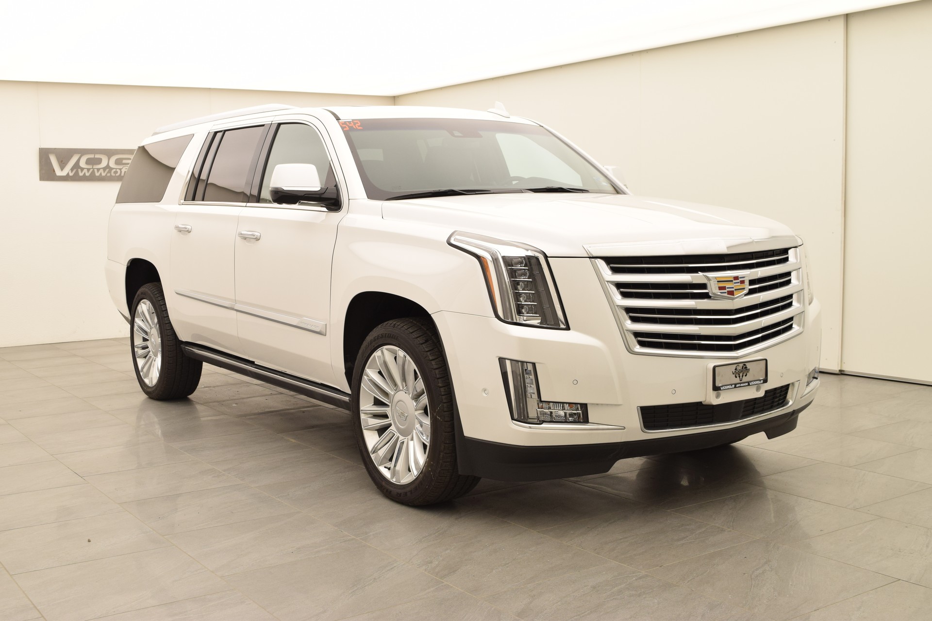 CADILLAC Escalade 6.2 ESV Platinum-showroom-element-3