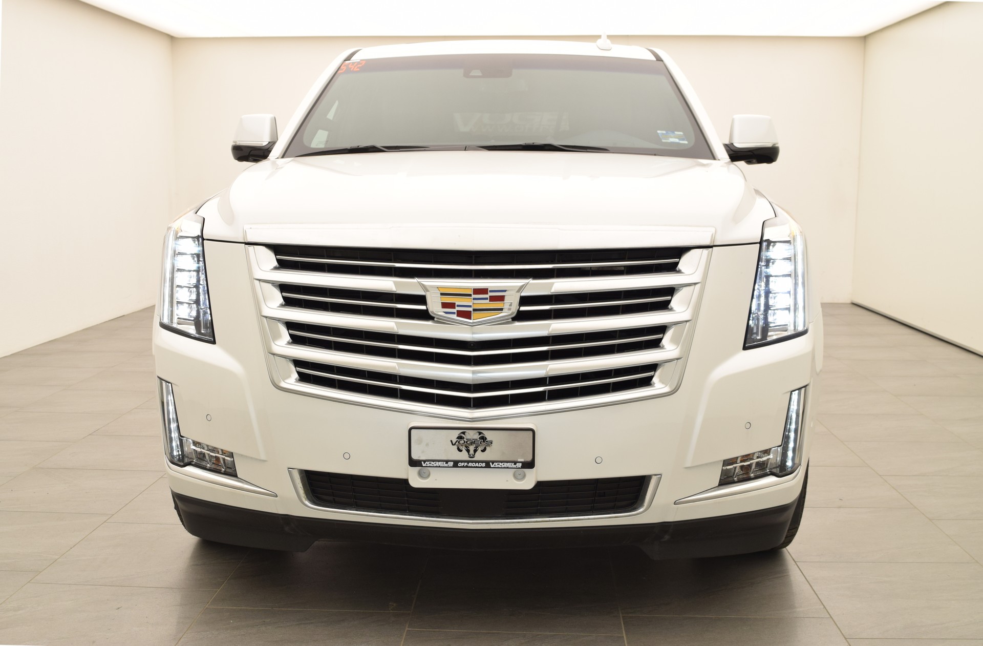 CADILLAC Escalade 6.2 ESV Platinum-showroom-element-2