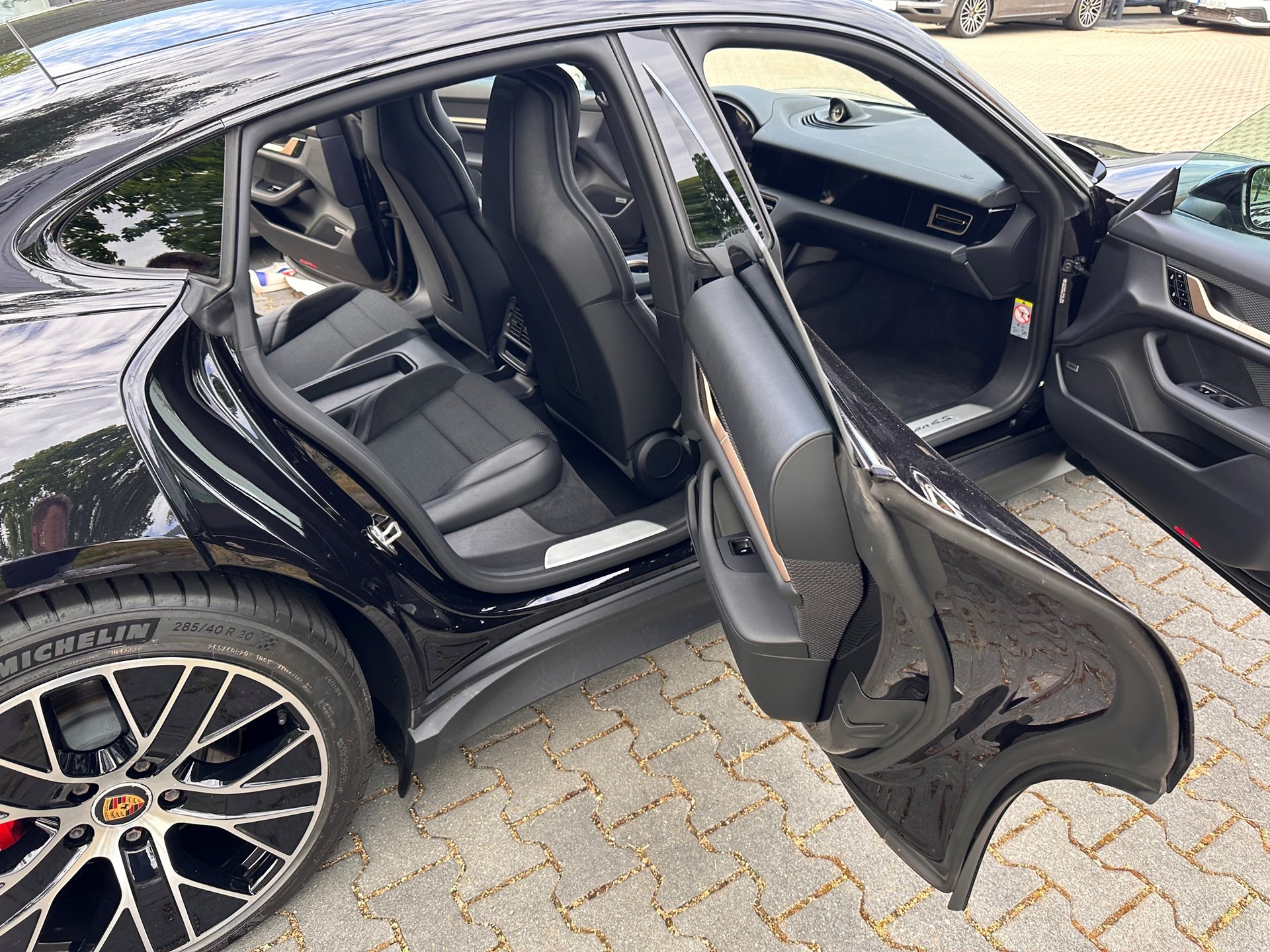 PORSCHE Taycan 4S-image-10