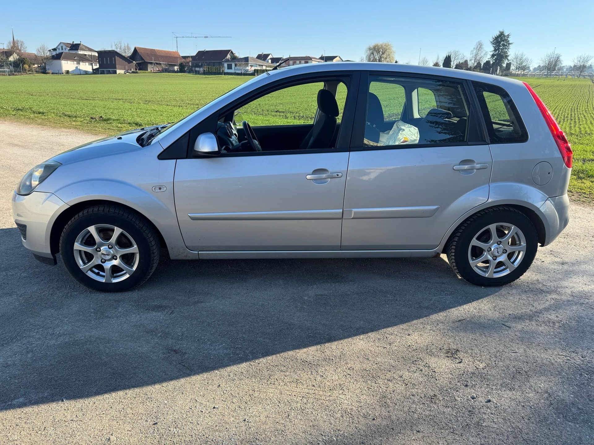 FORD Fiesta 1.4 16V Ambiente-image-4