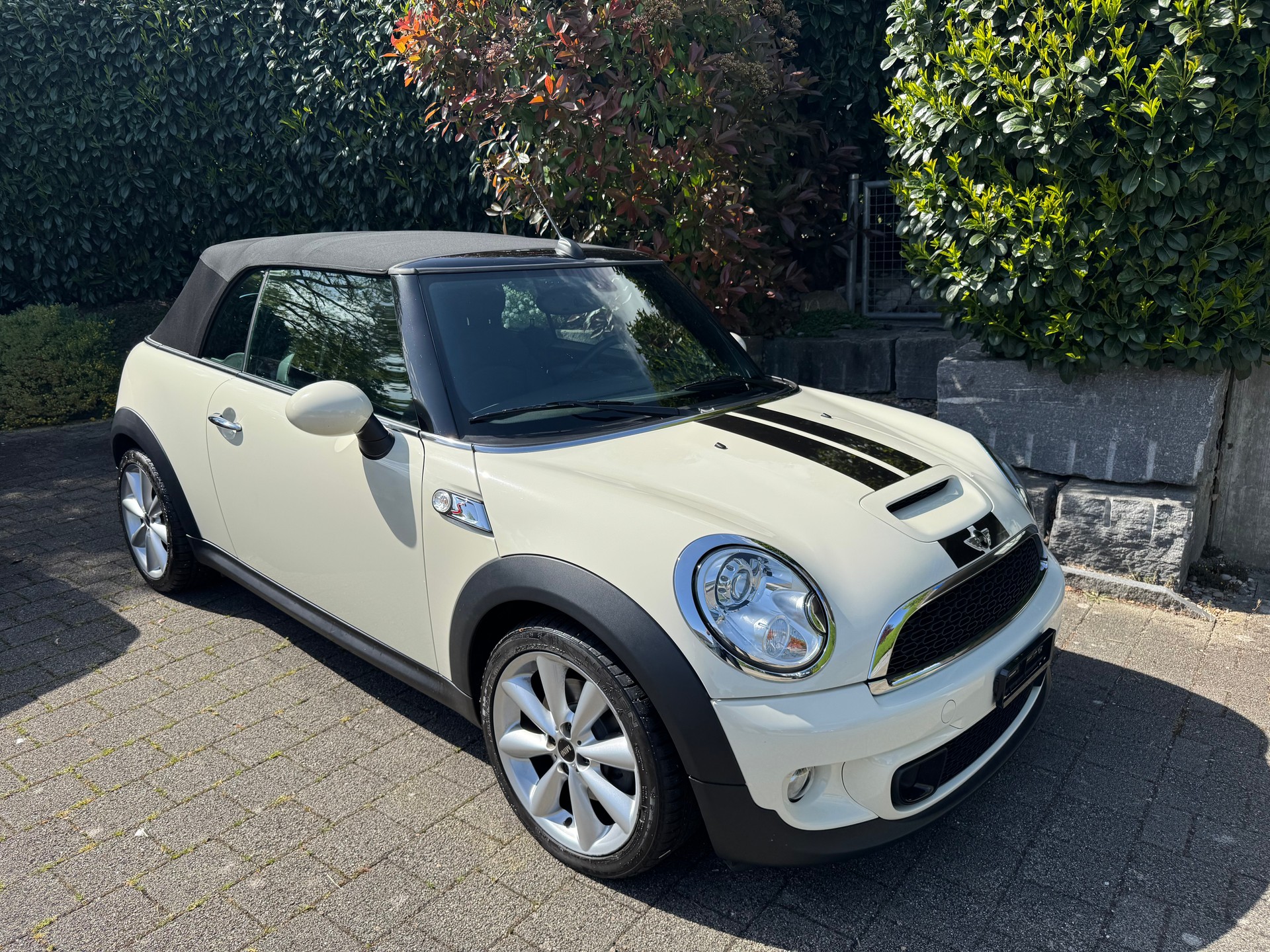 MINI Cooper S Cabriolet-image-1