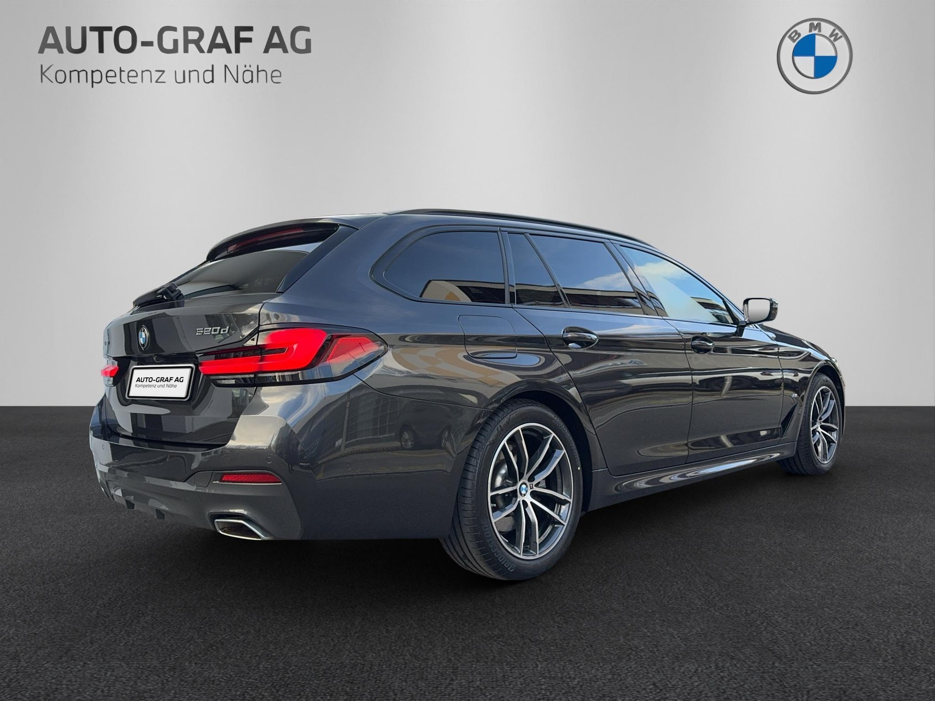 BMW 520d xDrive 48V Touring Pure M Sport Edition-image-4